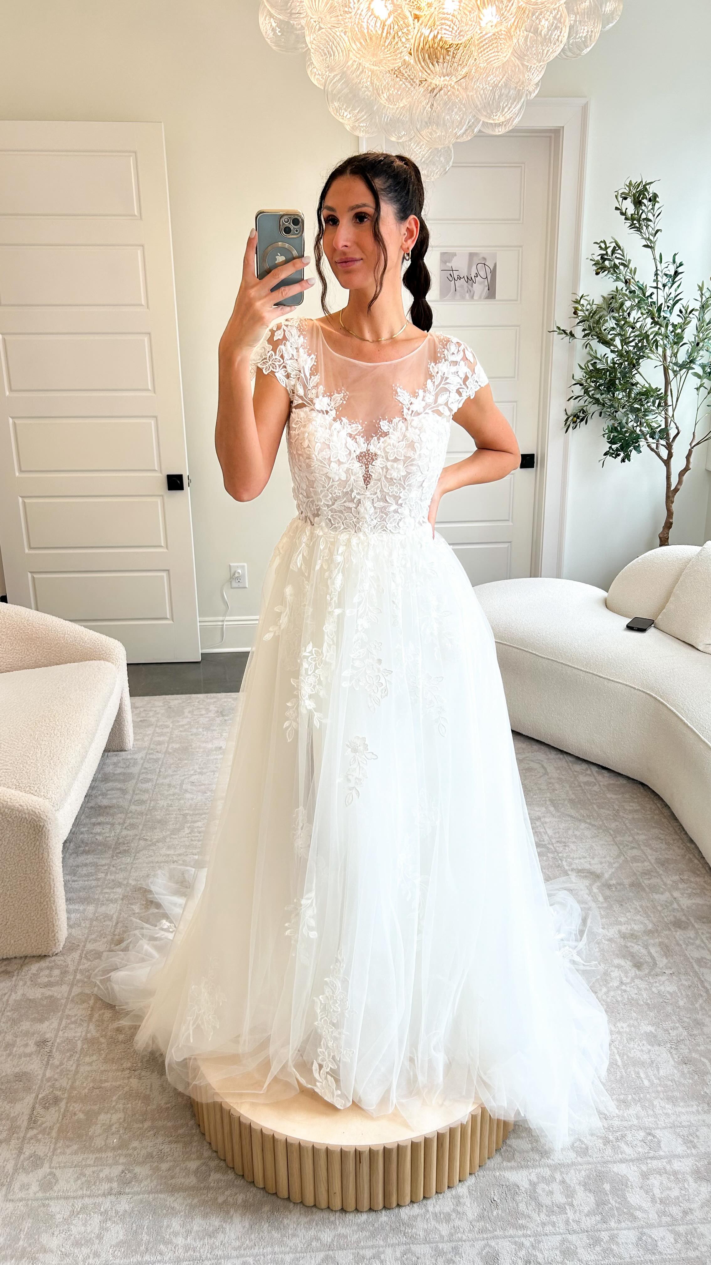 A little sparkle, a little floral ✨
We love this one for the sleeves, the texture, and how effortlessly it all comes together. Soft, flattering, and easy to wear.
Part of our archive collection and available off the rack in a size 12 @senoiabridal
#ALineBride #FloralWeddingDress #AtlantaBride #WeddingDressInspo #SenoiaBridal