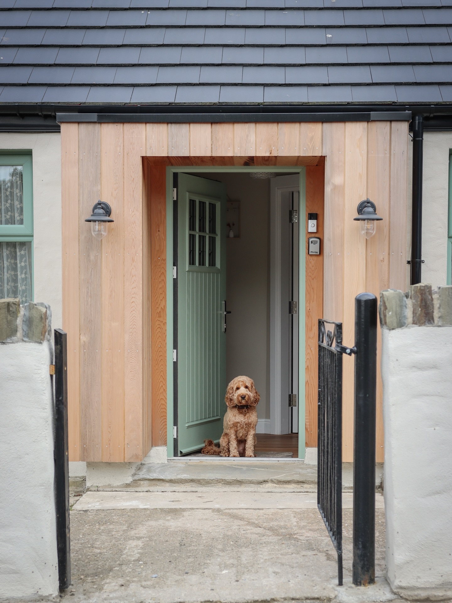 Last weekend we had the pleasure to stay @anniesfarmcottage a dog-friendly stay near Derry/Londonderry, and it was the perfect peaceful base for exploring Northern Ireland! Stay tuned for a full tour soon!
The cottage sleeps 7 across 3 bedrooms, with 2 bathrooms, a cosy living space with a woodburning stove, a fully equipped kitchen, private garden, off-road parking and the best extra after a day of adventuring… a private hot tub.
Crumble was very happy with the garden sniffs, cosy corners and nearby walkies, especially with Ness Country Park just a short distance away.
A lovely one for families, friends, and dogs who enjoy a countryside stay with plenty of space to relax 🤎
#dogfriendlynorthernireland #dogfriendlytravel #discovernorthernireland
