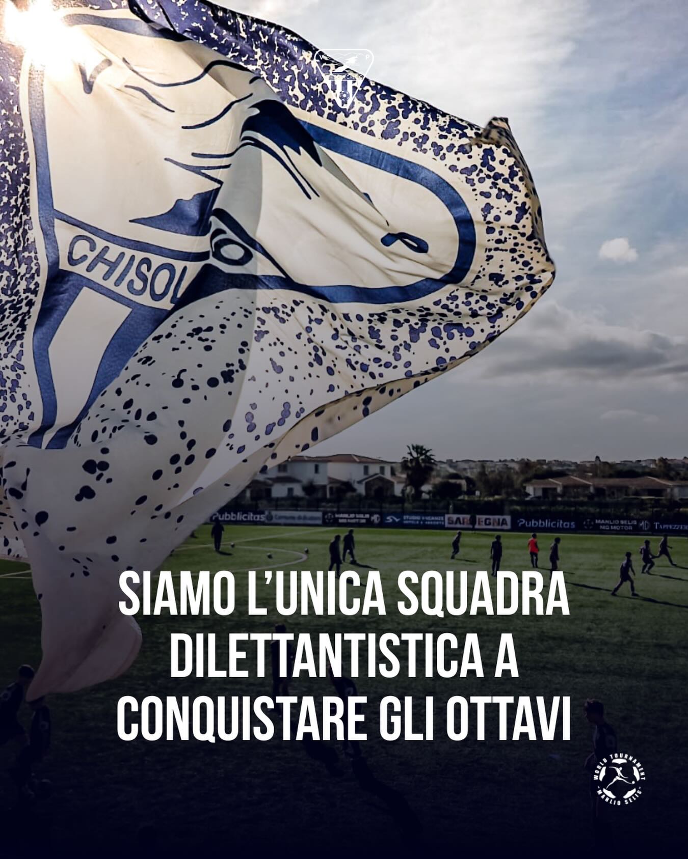 Il Chisola Calcio scrive una pagina straordinaria della propria storia giovanile: la formazione U14 è infatti l’unica squadra dilettantistica a qualificarsi agli ottavi di finale del Torneo Mondiale Selis, competizione di altissimo livello che vede la partecipazione di alcune delle migliori realtà calcistiche internazionali.
Un risultato di grande prestigio per il club e per tutto il movimento dilettantistico, che premia il lavoro quotidiano dello staff guidato da Roberto Grasso e la crescita costante dei ragazzi.
Il percorso nel girone è stato impeccabile: tre vittorie in altrettante partite, senza subire reti. Decisiva, in particolare, la vittoria per 1-0 contro il Paris Saint-Germain, che ha sancito il primo posto nel gruppo e il conseguente accesso agli ottavi di finale.
Il Chisola si conferma così una realtà capace di competere ad alti livelli anche contro club professionistici, portando avanti con orgoglio i valori dello sport e della formazione.
#wearechisola #chisolayouth