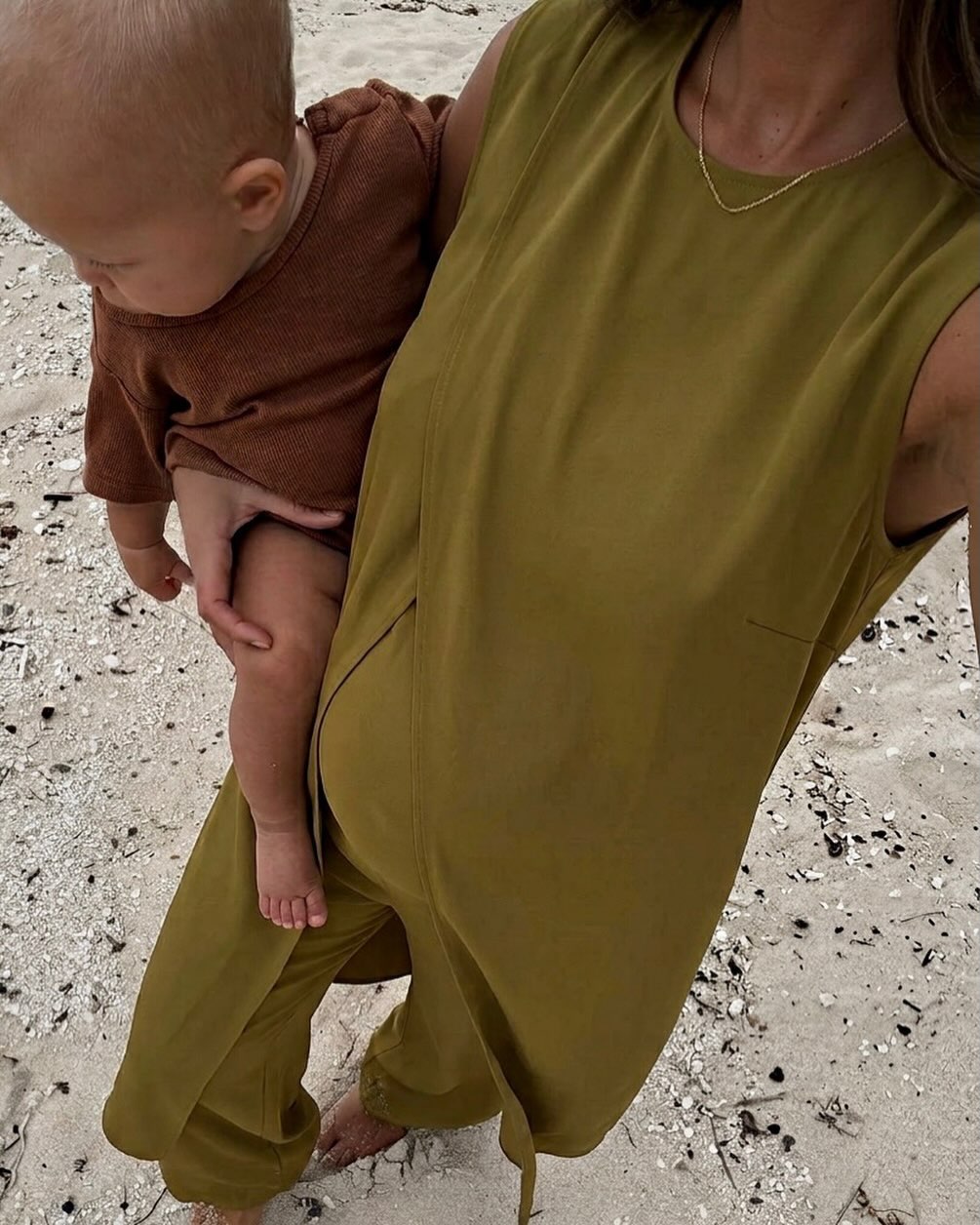 The Nadina, a versatile holiday essential 🤌🏼
#pregnancyoutfits #holidayoutfits #summeroutfits