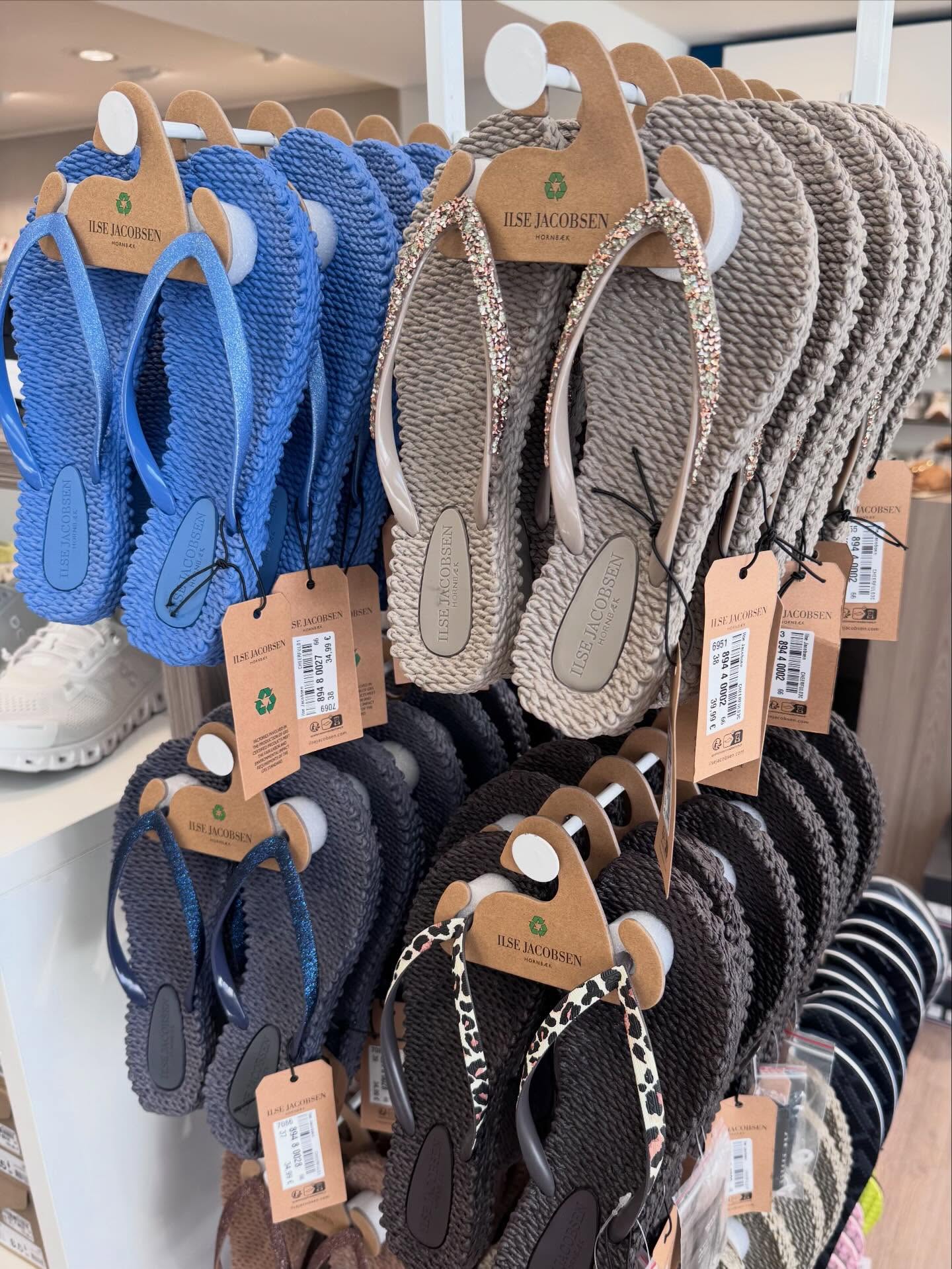 Neu eingetroffen ✨
Die beliebten Sandalen von Ilse Jakobsen sind wieder da!
Leicht, bequem & stylisch – ready für warme Tage ☀️
Jetzt entdecken bei
Kampa Schuhe Freising &
Schuhhaus Moosbauer Erding
#ilsejakobsen #sandalen #freising #erding