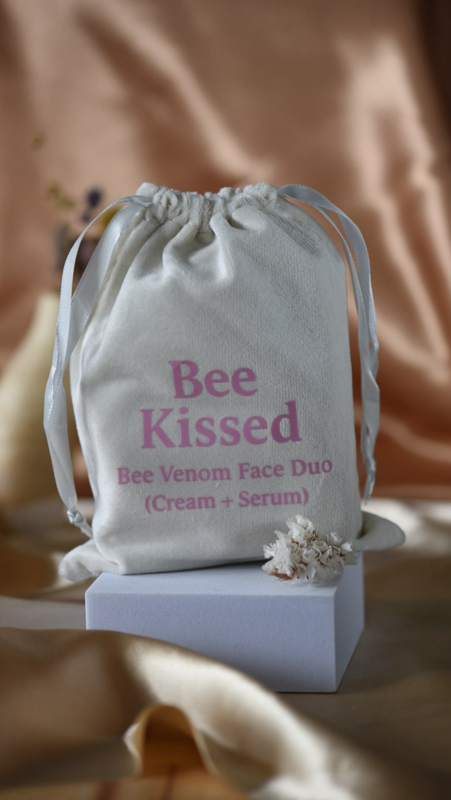 Did you know that 1 gram of bee venom contains between 30,000 and 40,000 stings?
Interesting stuff 😁🐝
.
.
#interesting #interestingfact #beesofinstagram #education #beefacts