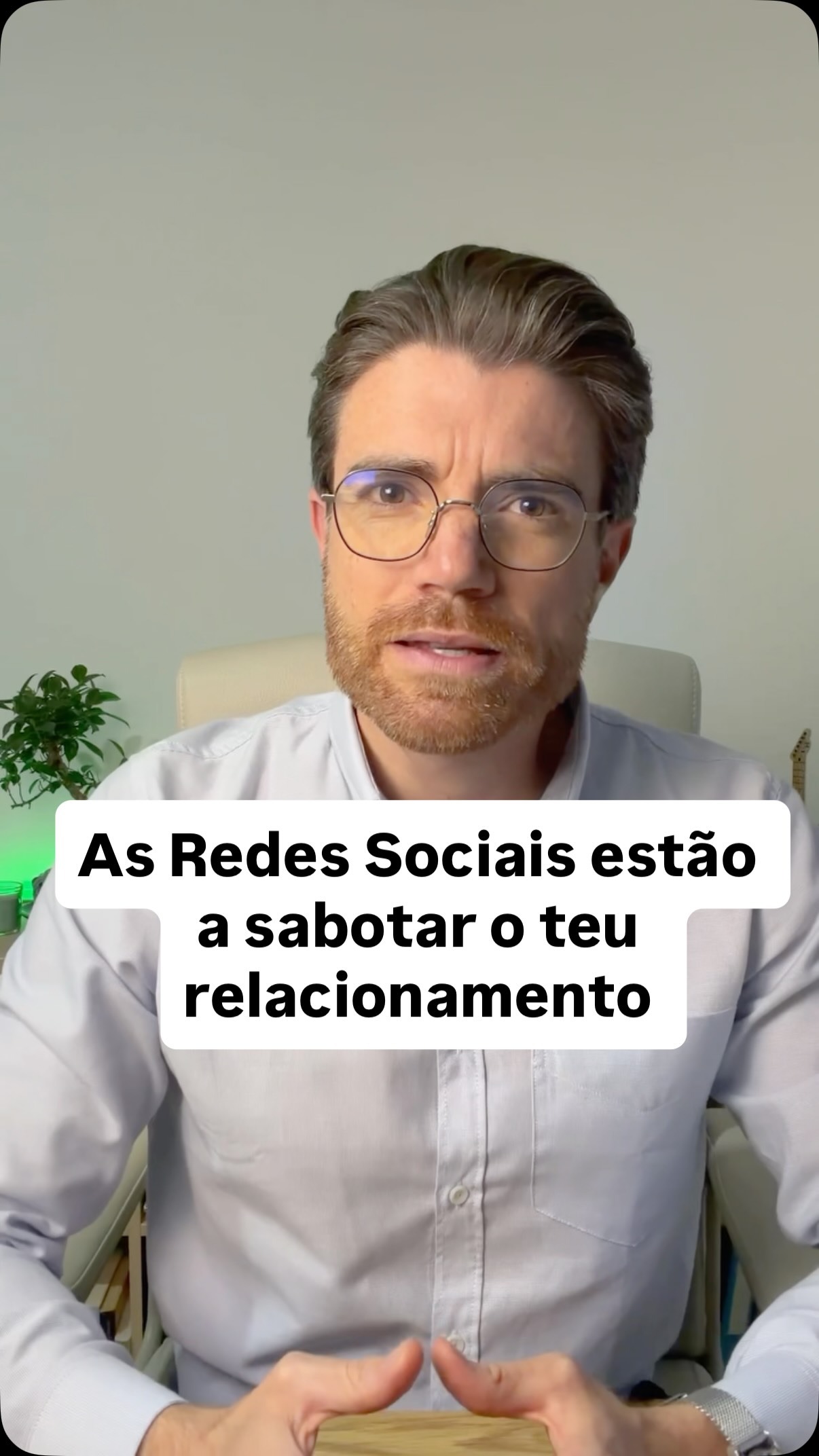As redes sociais estão provavelmente a aumentar os níveis de insegurança no teu relacionamento.
Vais à procura de respostas e sais com mais dúvidas.
Talvez não precises de mais respostas, mas de filtrar melhor o que deixas entrar.