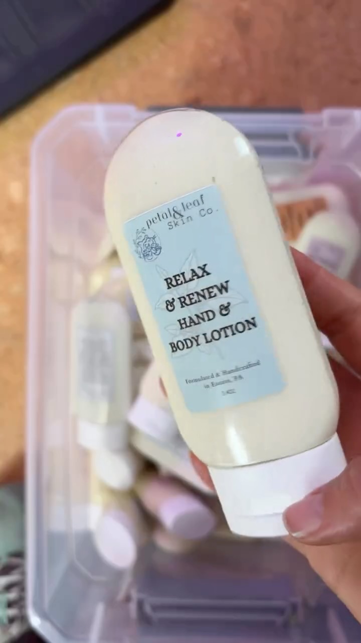 Because who doesn’t love a good lotion?
I’ve added FOUR new lotion scents to the family! All available tomorrow at @eastonfarmersmarket tomorrow from 9-1 along the river!
The new lotions are available in very limited quantities until we see how they are received by everyone so stop by early!
#farmersmarketfinds #allnaturalskincare #madewithlove #handcraftedwithlove❤️ #loveyourskin