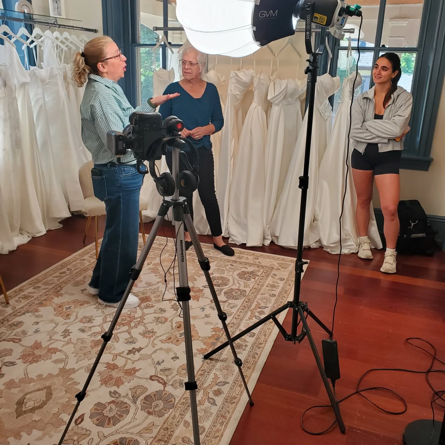 We had such a fun Friday morning with @corinneandcompany.co.
Corinne did a mini photo shoot at the shop and we can't wait to see the results💓. What a patient woman she was 🤭.
#photoshoot
#bestbridalshop
#Fridayfolly
#skippackvillage