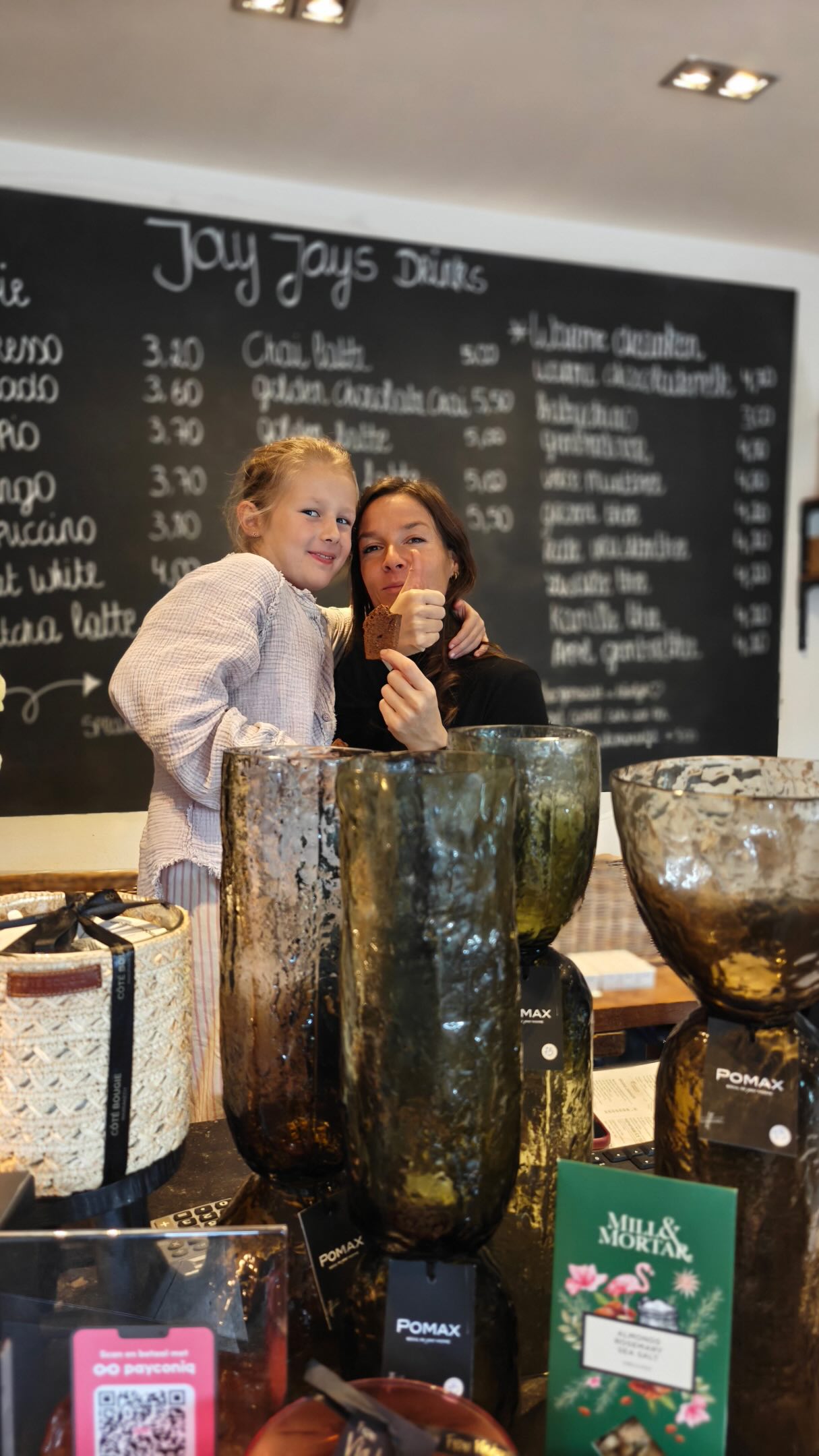 De beslissing is genomen.
Zondag 17 mei serveren wij onze laatste koffietjes, gebakjes en gerechtjes ❤️
De komende weken doen we nog verschillende acties op onze take-away en decoratie.
Het zou voor ons enorm veel betekenen als jullie ons in deze laatste periode nog even komen steunen. Kom dus gerust nog dat doosje thee halen, dat bloempotje of die mooie kaars — met Moederdag in zicht 🌺
💛 Aan onze vaste klanten:
Dankjewel 🙏🏻
Voor elke bestelling, elk babbeltje en elk mooi moment bij JayJays.
Na 17 mei focussen wij ons volop op de zomer en onze cateringactiviteiten.
Ontbijtboxen, tapasplanken, broodjes en onze pizzaformule blijven we met evenveel liefde verzorgen 🫶
Dit is geen afscheid, maar een nieuw hoofdstuk