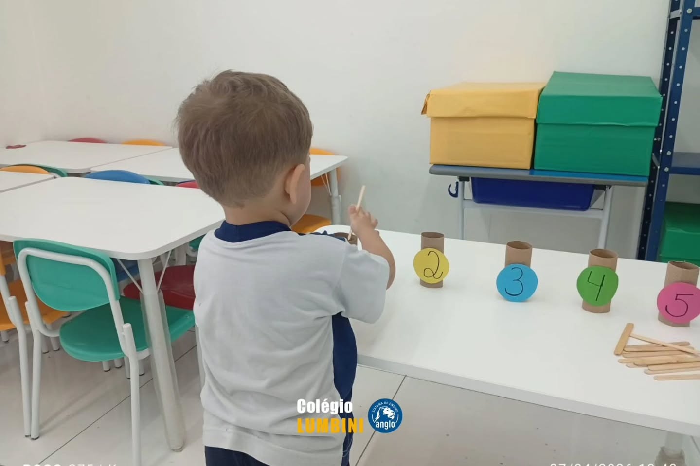 🔢 APRENDER BRINCANDO
Através de atividades de contagem e correspondência, nossos alunos desenvolvem o senso numérico, compreendendo a relação entre número e quantidade de forma leve e significativa.
Além disso, trabalhamos o reconhecimento dos números, a coordenação motora fina, o raciocínio lógico-matemático e a concentração, estimulando o aprendizado completo desde os primeiros anos.
Aqui, cada descoberta é construída com cuidado, atenção e significado. 💙
