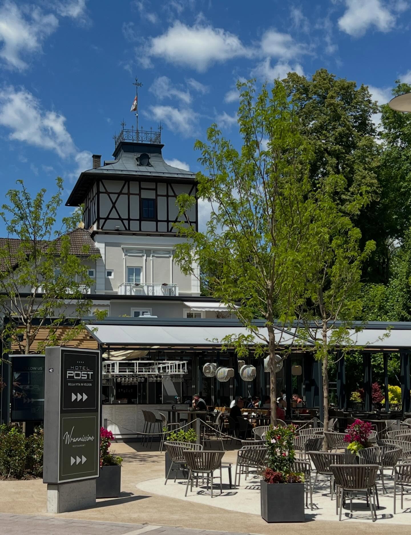 Ein Platz an der Sonne, ein gutes Glas in der Hand und der Moment gehört ganz dir. ☀️🍷
Hier trifft Genuss auf Leichtigkeit – mit Blick auf den Wörthersee und dem besonderen Flair rund um Velden.
Schnapp dir deinen Lieblingsplatz und genieße den Augenblick und erlebe deinen perfekten Sonnentag bei uns. 💛