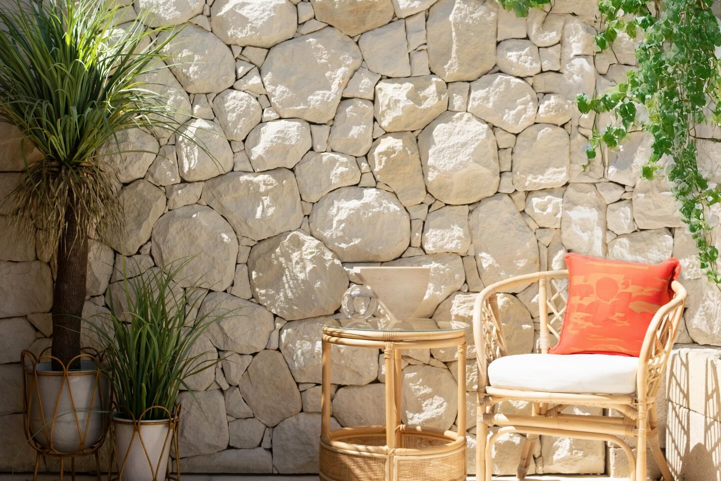 LUNAR Shell Limestone Cladding, another new member to the team.
Rockier thicker cladding allowing for great depth and free form finish. Light just cascades off this wall created great shadows.
Love.