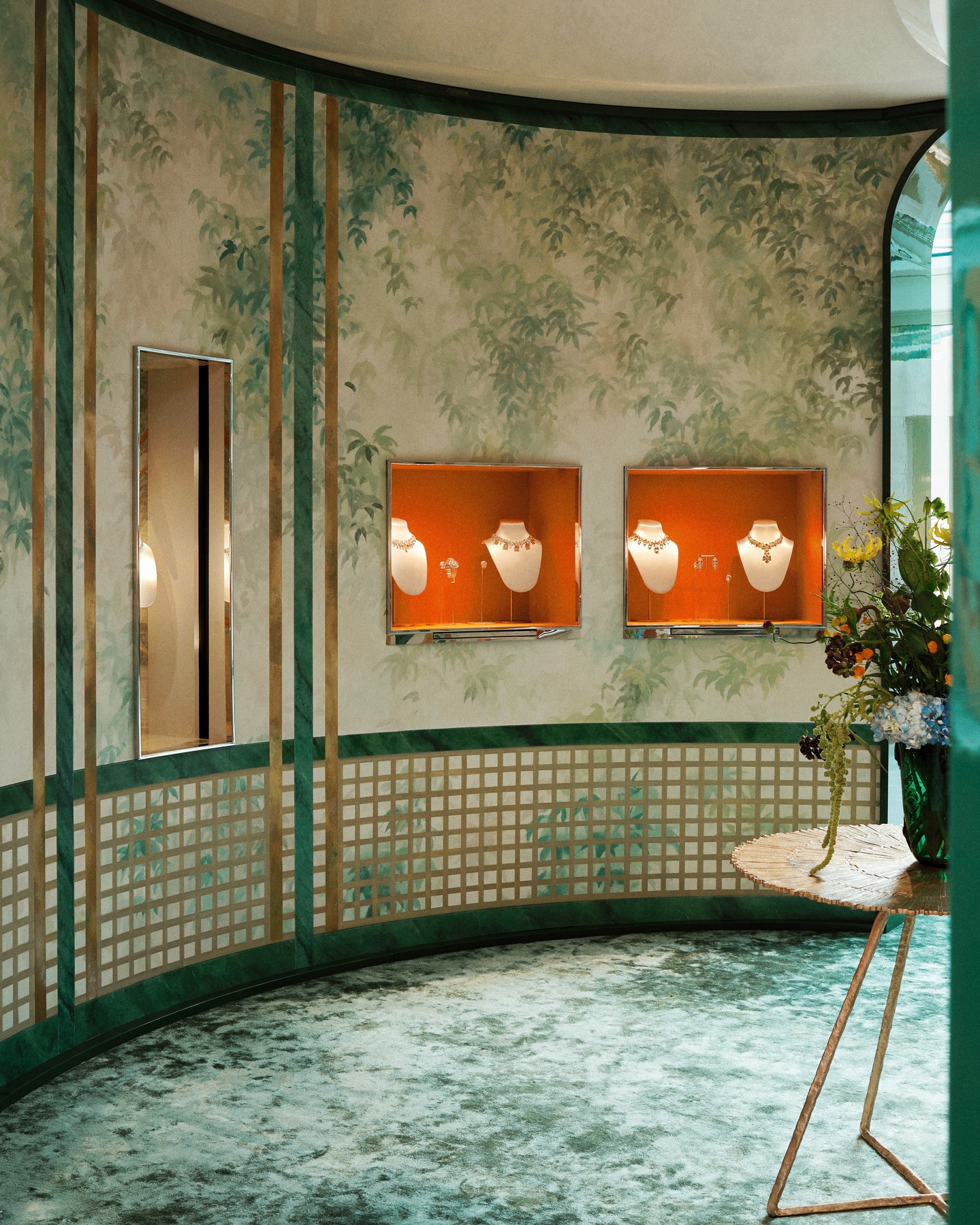 BVLGARI ECLETTICA
Villa Necchi Campiglio, Milano.
In questa location d’eccezione si è svolta la presentazione della collezione d’alta gioielleria “Bvlgari Eclettica”.
Pictalab progetta e decora le superfici dell’esposizione dove l’eclettismo si esprime sovrano, nella decorazione come nella collezione. Un viaggio attraverso gli universi creativi di Scultura, Pittura e Architettura.
Un’immaginazione che rievoca il sapore dei salotti milanesi, echi vivi che Portaluppi sussurra ancora a gran voce.
Uno slancio creativo che ha coinvolto creatività e tecnica, immaginazione e alto artigianato. Pittura, foglia oro, laccature e rilievi materici sono alcune delle tecniche atte ad esaltare l’alta gioielleria Bvlgari.
Ph: Andrea Ferrari
Ph: @max_pescio