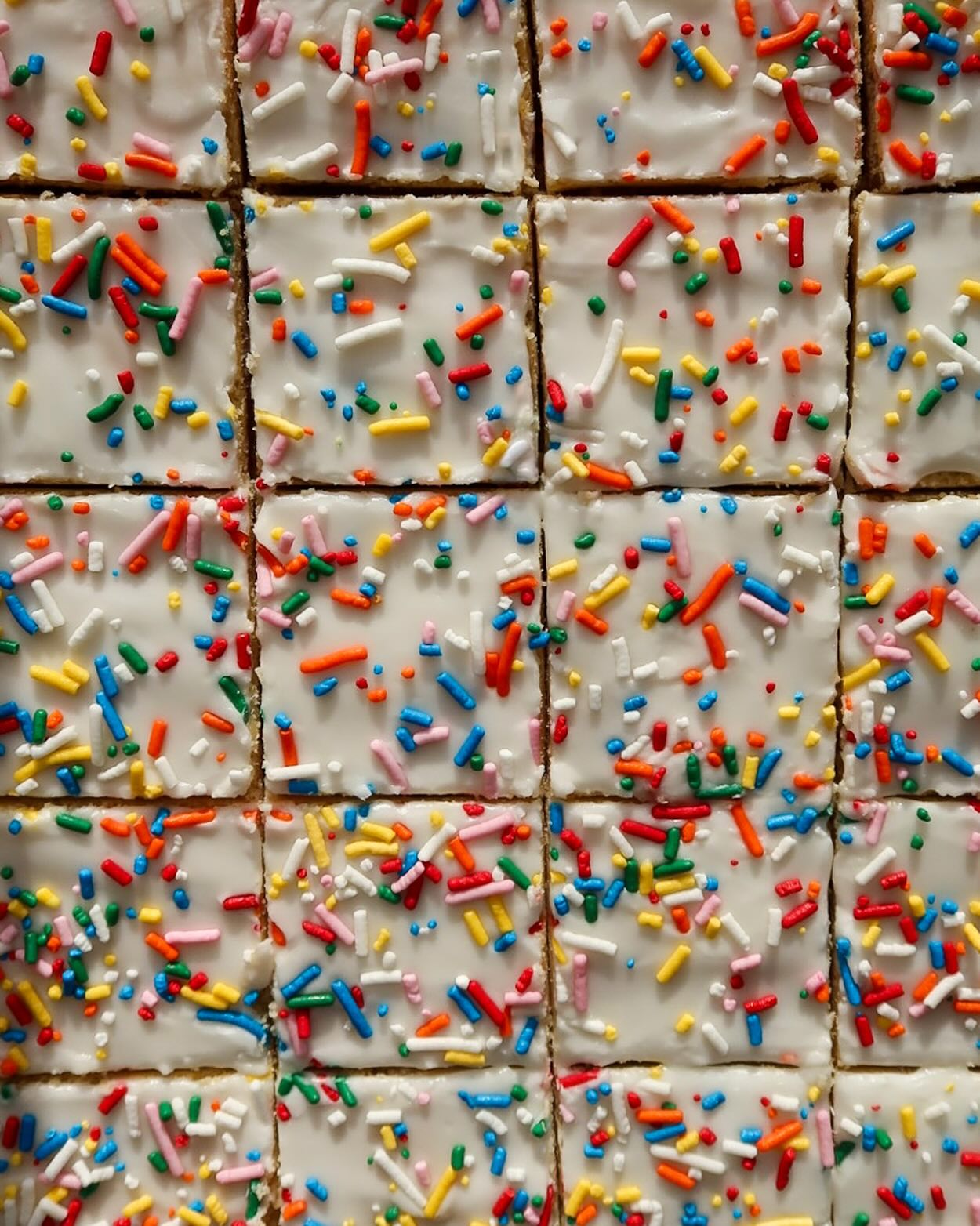 Sourdough Pop-Tart Bars
Homemade pop-tart bars with a soft sourdough discard crust, brown sugar filling, vanilla frosting, and sprinkles.
#sourdoughpoptartbars #sourdoughdiscard #poptartbars #homemadepoptarts #sourdoughbaking