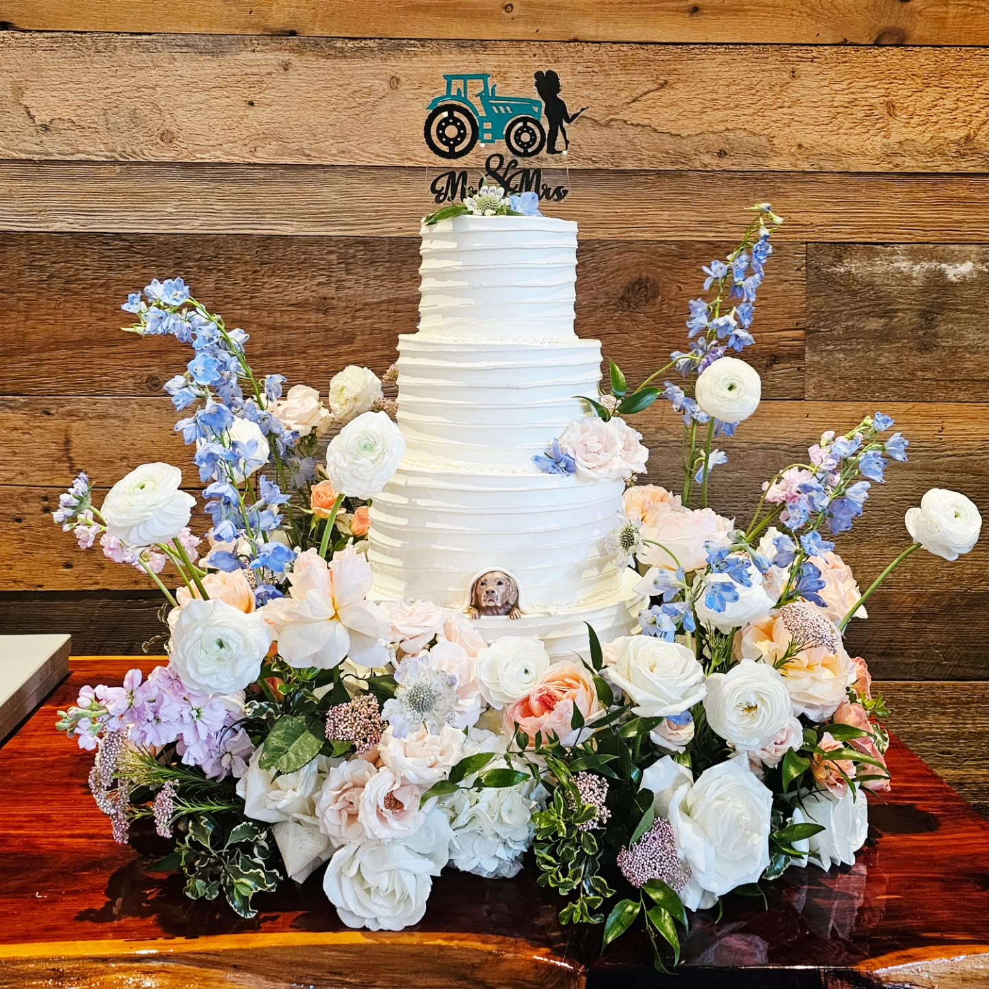 Iām convinced every cake deserves its own little floral meadow āØ
Thereās just something magical about turning dessert into a blooming moment of art.