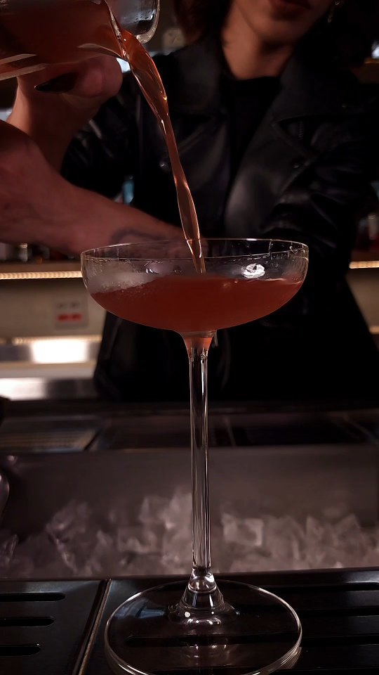 Aceita um Figueira para a sua noite?
Vermouth tinto, figo, mel de abelha nativa, especiarias, vermouth seco e bitters.
#BarDosCravos #bar #drink #cocktail