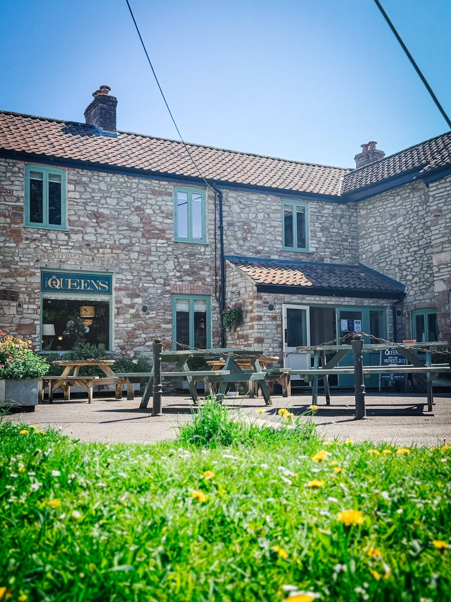 Blue skies over The Queens ☀️ Cold drinks, good food, and a garden calling your name 🍺