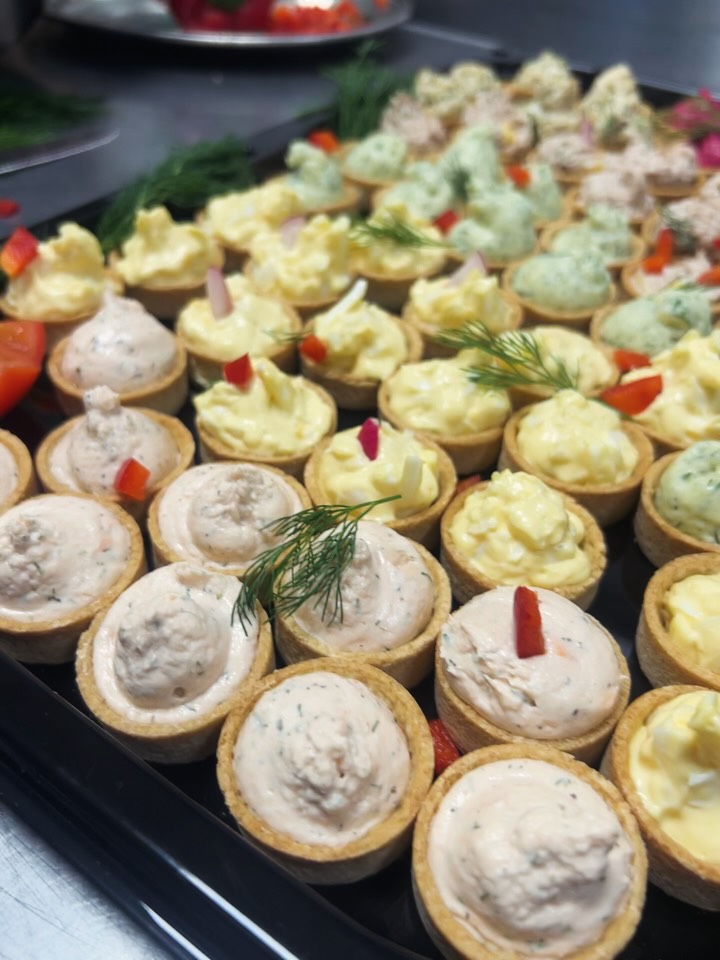 Trying out something new on our catering menu.. introducing bite size pastry cups filled with variety of delicious fresh ingredients..
Check out our catering menu on https://www.woodviewss.com/our-catering-menu