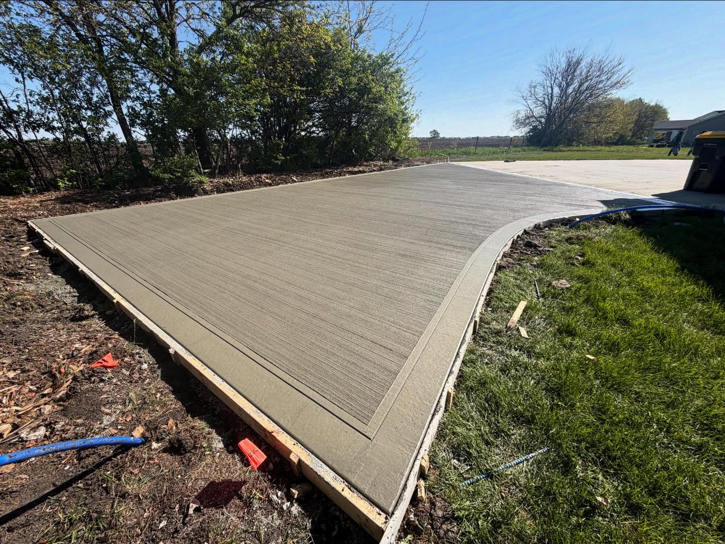 Our latest pour, those clean lines speak for themselves. 👏🏻
#dsmconcrete #dsmdriveway #homeimprovements #iowaconstruction