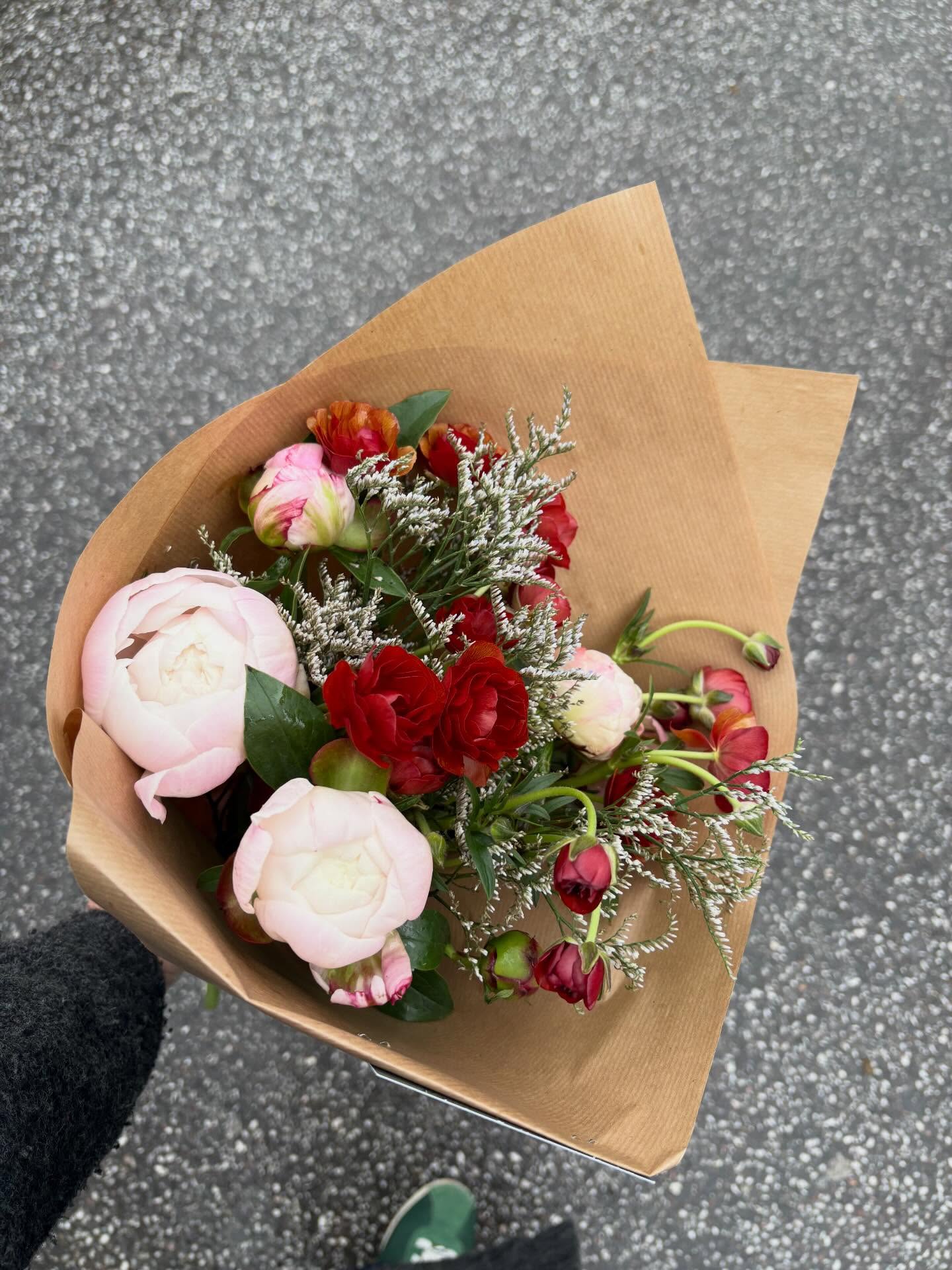 Des fleurs pour soi ou pour faire plaisir …!
Mais surtout des fleurs partout, tout le temps 💐💐💐
#fleuriste #fleuristelyon #fleurslocales #fleursdesaison