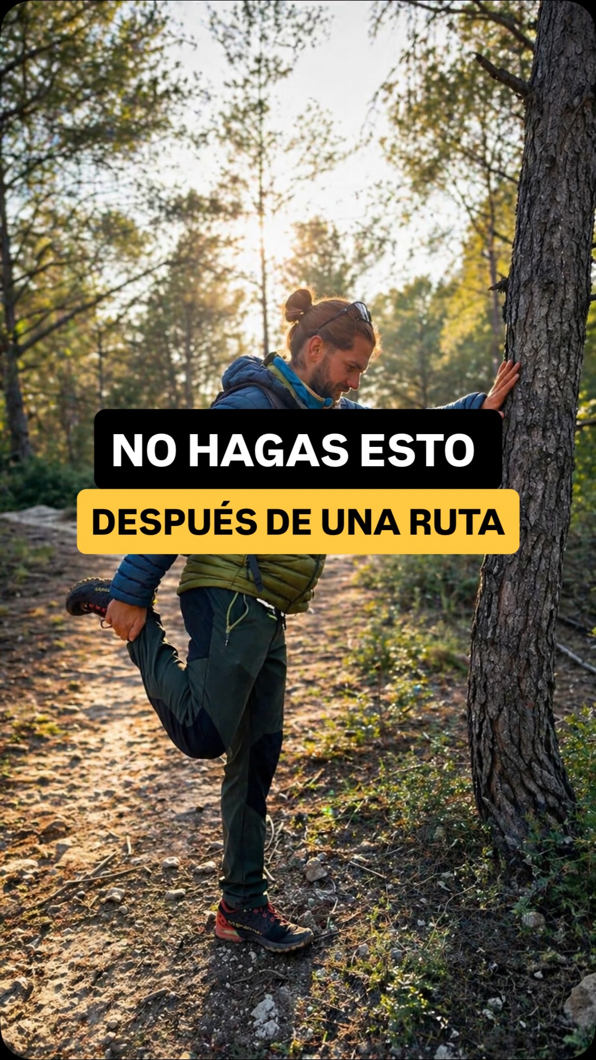 Después de una ruta, mucha gente se tira al suelo a estirar.
O peor… 👉se siente mal si no lo hace.
Como si se estuviera saltando algo importante.
Y es normal.
A veces el cuerpo lo pide, relaja, sienta bien.
Pero aquí viene lo incómodo:
Estirar de forma pasiva al acabar una ruta
no evita las agujetas,
no mejora la recuperación
y no te protege de lesionarte.
Y esto no es una opinión.
Es que el cuerpo no funciona así.
El problema no es estirar.
El problema es pensar que eso es lo que te cuida.
Porque entonces dejas de mirar donde sí importa.
La montaña no se arregla después.
No se compensa en el parking.
Se nota en mitad de la bajada,
cuando las piernas ya van cargadas
y necesitas control, no estiramientos.
Si estiras suave porque te gusta, perfecto.
Como forma de soltar, de parar, de cerrar la ruta.
Pero no confundas eso con prepararte.
Prepararte es otra cosa:
Es tener fuerza cuando más la necesitas.
Es que tus rodillas no dependan de “recuperar después”.
Es sentir que puedes bajar… y no solo sobrevivir.
Ahí es donde cambia todo.
¿Eres de los que estira siempre al acabar… o ya empiezas a verlo distinto? 👇