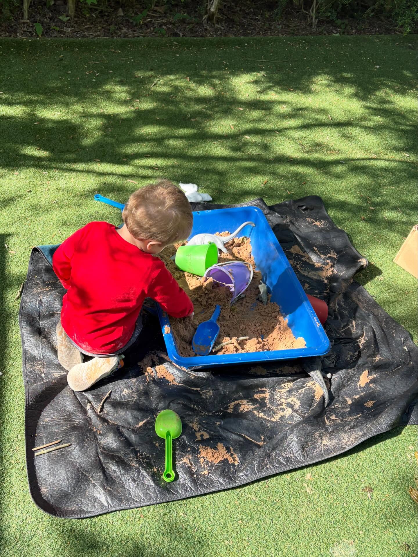 Showing the garden some love today and soaking up the sunshine 🌿
We spent the morning outdoors enjoying free play, giving the children the freedom to explore what interested them most. From digging for dinosaurs in the sand 🦖, to sensory play with foam 🫧 and getting stuck into puzzles 🧩,there was something for everyone!
We ended our session with our special “Love & Light” circle ✨
Sitting together, we reflected on the week and shared what we’re grateful for before blowing out the candle, sending our love and light out into the world.
A beautiful way to support emotional awareness and gently close the week 💛
Happy Friday! 🌞
#sensorybin #highgatemums #hampsteadmums #hampstead #forestschool