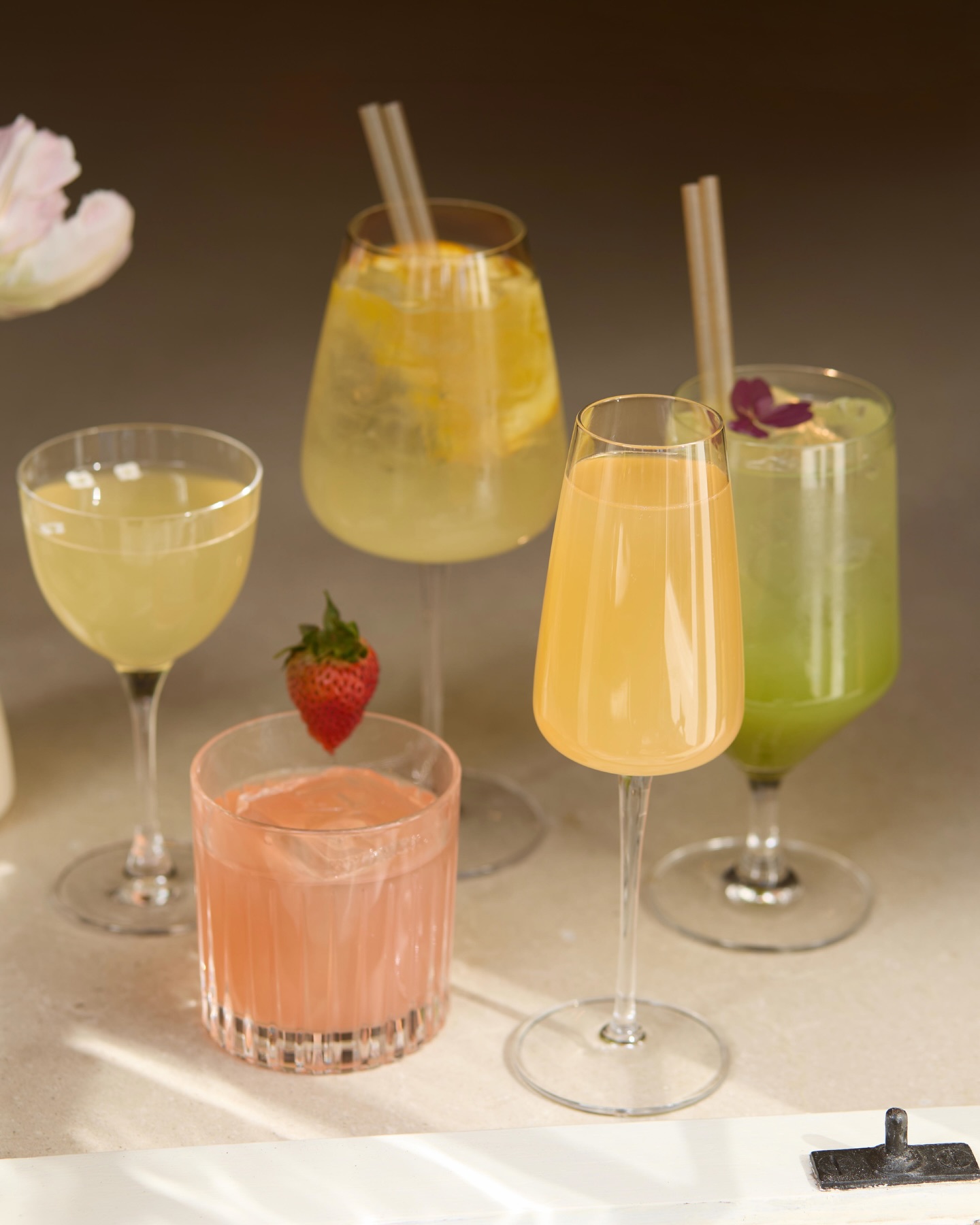 At House of George, our menus are led by the seasons. Our Catwalk Cocktails bring a distinctive approach to the bar, including the Sorrel Collins with vodka, pink sorrel syrup, apple, lemon and soda.
A considered balance of flavour and creativity runs through every element, from plate to glass, offering something quietly different in the heart of the Cotswolds.
Join us at House of George and experience it for yourself.
#cotswolds #finedining #cocktails