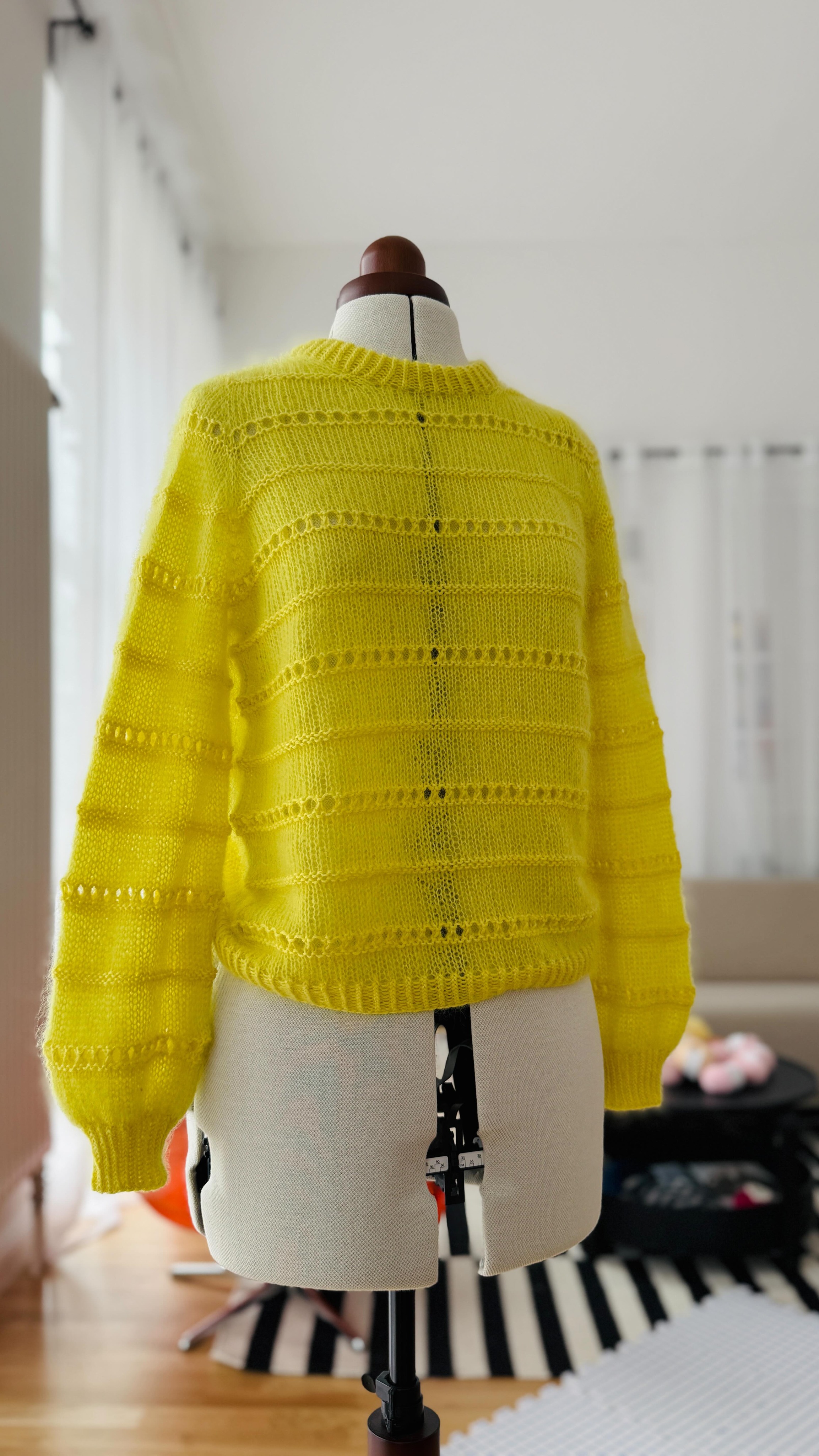 The Making Off ✨
.
.
.
Pattern by me - #ronisweater - and available now in German and in English on my website and Ravelry
.
Yarn: Tilia and Arwetta in the shade Limelight by @filcolana
.
Advertising
.
#knitting #knit #knitknitknit #nevernotknitting