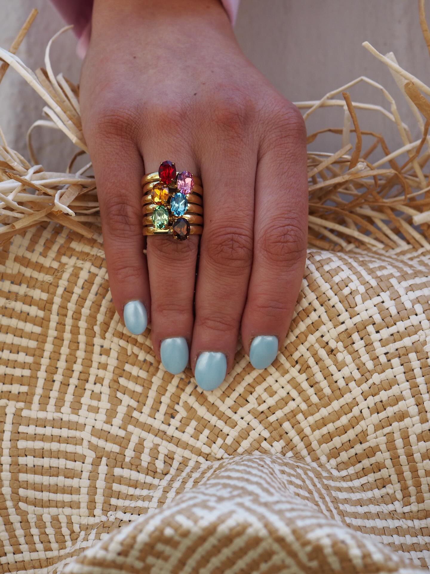 Klarer du å velge bare én? 🤭 Men på alvor, hvilken fargekombo er din favoritt? ✨
Jeg er hvertfall heeeelt obsessed med ringene i den nye serien Oval Band og Bold Oval Band 🤩
Disse ble designet for å tilføre litt farge og liv til antrekket, både til jobb og fest. De er også designet for å stacke så du kan leke deg med deilige fargekombinasjoner og lage egne statement pieces til fingrene ✨ Personlig har jeg gått mye i en kombinasjon med brunt og blått om dagen, men i dag måtte jeg ty til en kombinasjon av champagne, klar og oransje!
Håper du liker de like mye som meg. De ligger ute i nettbutikken nå✨