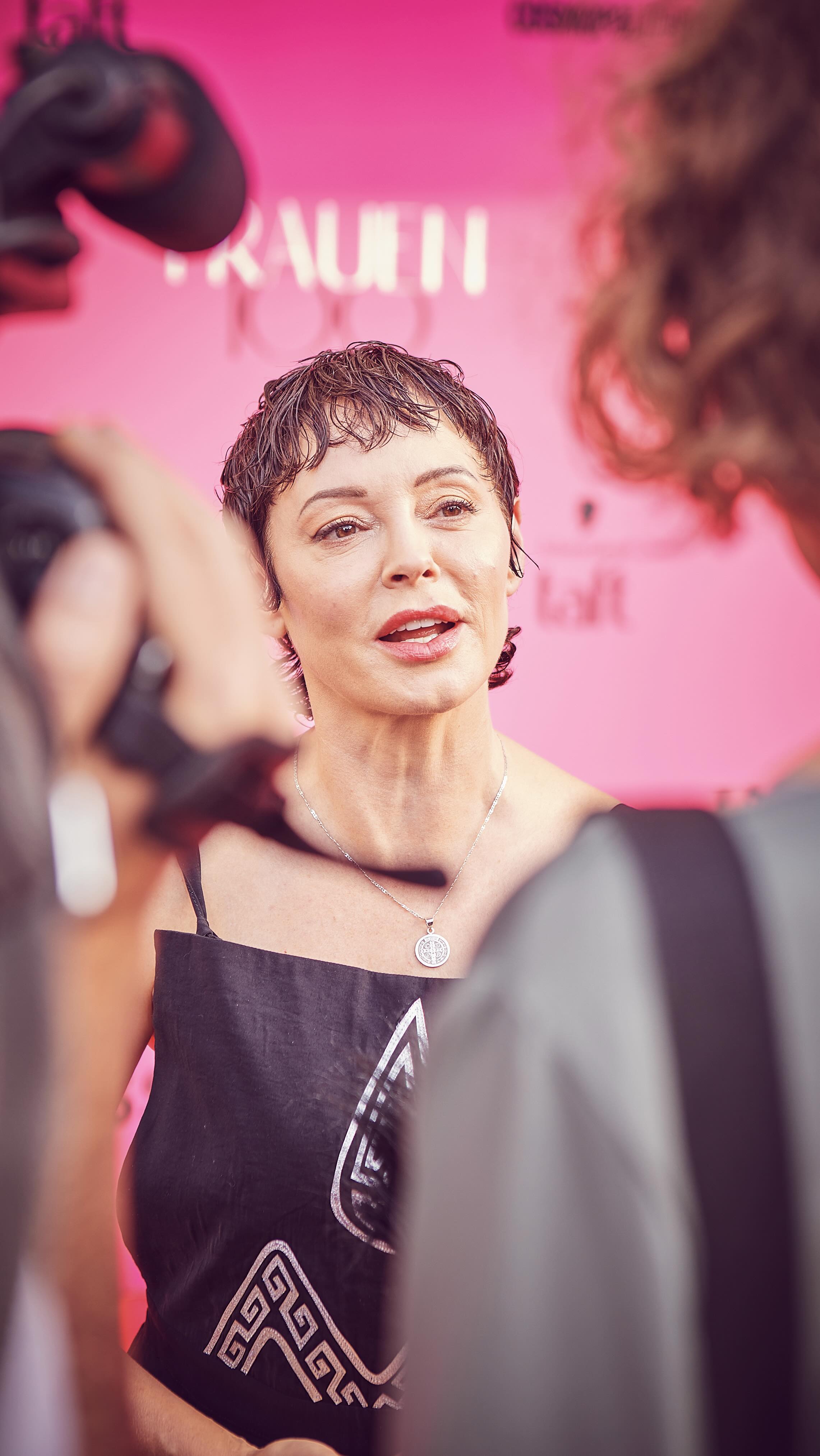 Teach me to negotiate. Teach me to stand up for myself. Teach me to spot the red flags.
Rose McGowan brachte es bei der FRAUEN100 Summer Night 2024 auf den Punkt. Nicht gegeneinander, sondern füreinander. 🩷
#FRAUEN100 #femaleempowerment