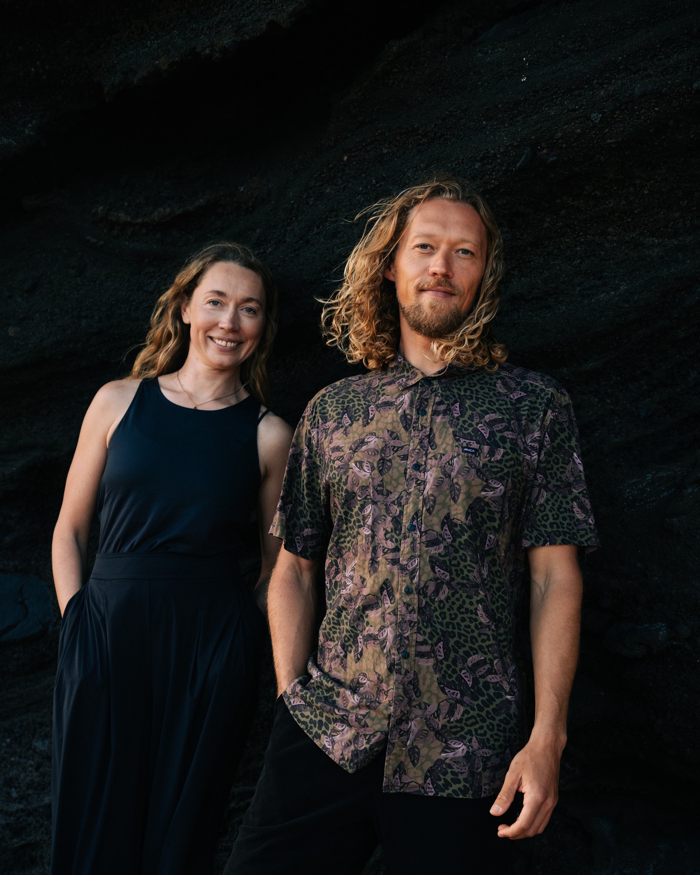 Wir sind Daria Meier und Daniel Kukshaus, die Gründer von Ocean Fused Training. Als Diplom-Pädagogin, Psychologe sowie Surf- und Yogatrainer verbinden wir fachliche Tiefe mit unserer Leidenschaft für den Ozean.
Die Anforderungen in der modernen Arbeitswelt wachsen stetig. Chronischer Stress und ein beschleunigter Alltag hinterlassen Spuren, die wir oft nur noch verwalten, statt sie zu gestalten.
Seit fast zwei Jahren begleiten wir Berufstätige dabei, diesen Realitäten mit echter Handlungsfähigkeit zu begegnen. Unser Ziel ist Dein berufliches Empowerment – geprägt von Klarheit, Selbststeuerung und dem Vertrauen in die eigene Kraft.
In unserem Bildungsurlaub auf Teneriffa nutzen wir den Ozean als Lehrmeister. Während wir im Seminarraum die theoretische Basis für Deine Resilienz legen, machen wir Stresserfahrungen beim Surfen unmittelbar erlebbar. Durch gezielte Yoga- und Achtsamkeitsarbeit sowie moderierte Reflexionen lernst Du, diese Reaktionen zu regulieren und das Erlebte nachhaltig in Deinen Berufsalltag zu übertragen.
Unsere Vision ist eine Bildung, die Kopf, Körper und Geist gleichermaßen bewegt. Ganzheitlich, praxisnah und mit bleibender Wirkung. Wir freuen uns darauf, Dich auf Teneriffa zu begrüßen.