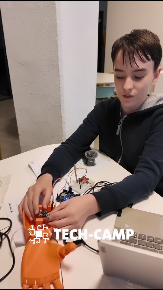Next Level im Workshop 🦾
Die fortgeschrittene Gruppe hat die künstliche Hand auf Einzelfinger umgebaut und komplett entwickelt, programmiert und getestet.
Jeder Finger reagiert jetzt gezielt auf Befehle. Das bedeutet komplexere Logik, präzisere Steuerung und deutlich mehr Kontrolle. Genau hier zeigt sich Engineering, Systeme verstehen, umbauen, Code anpassen und optimieren, bis alles sauber funktioniert.
Vom Aufbau zur intelligenten Steuerung. Das ist der Schritt vom Maker zum Entwickler.
#Robotik #KünstlicheIntelligenz #MINT #MedTech #Zukunftskompetenzen