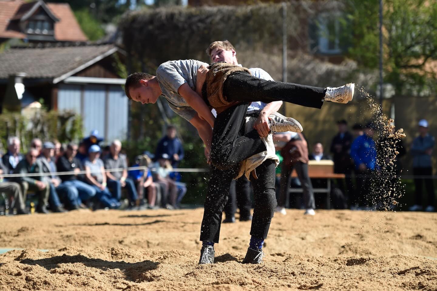 Ein junges Sextett Bündner Nichtkranzer reiste heute nach Degersheim ans Toggenburger Verbandsschwingfest. Nando Joos (Bild 1 gegen Remo Koch) und Marc Ursin Niederberger erreichen mit je 3 Siegen auf Rang 10 das beste Resultat, ihr Churer Klubkamerad Kyron Nay folgt mit ebenfalls drei Siegen einen halben Punkt dahinter auf Rang 12. Lukas Rohner (Scharans) auf Rang 15 und Roman Joos (Tenna, Bild 2 gegen Werner Keller) auf Rang 17 gewinnen je zweimal. Der Emser Jonas Uttiger verpasst leider den Ausstich.
Vor 1‘700 Zuschauern endet der animierte Schlussgang zwischen den beiden Toggenburger Eidgenossen Werner Schlegel und Damian Ott gestellt, was Schlegel dank eines Punktevorsprungs zum bereits dritten Festsieg in diesem Frühling reicht. Gratulation! Rangliste auf ESV-Website.
📸: Jakob Heer
#Schwingen #Tradition #Graubünden #Degersheim #Toggenburg