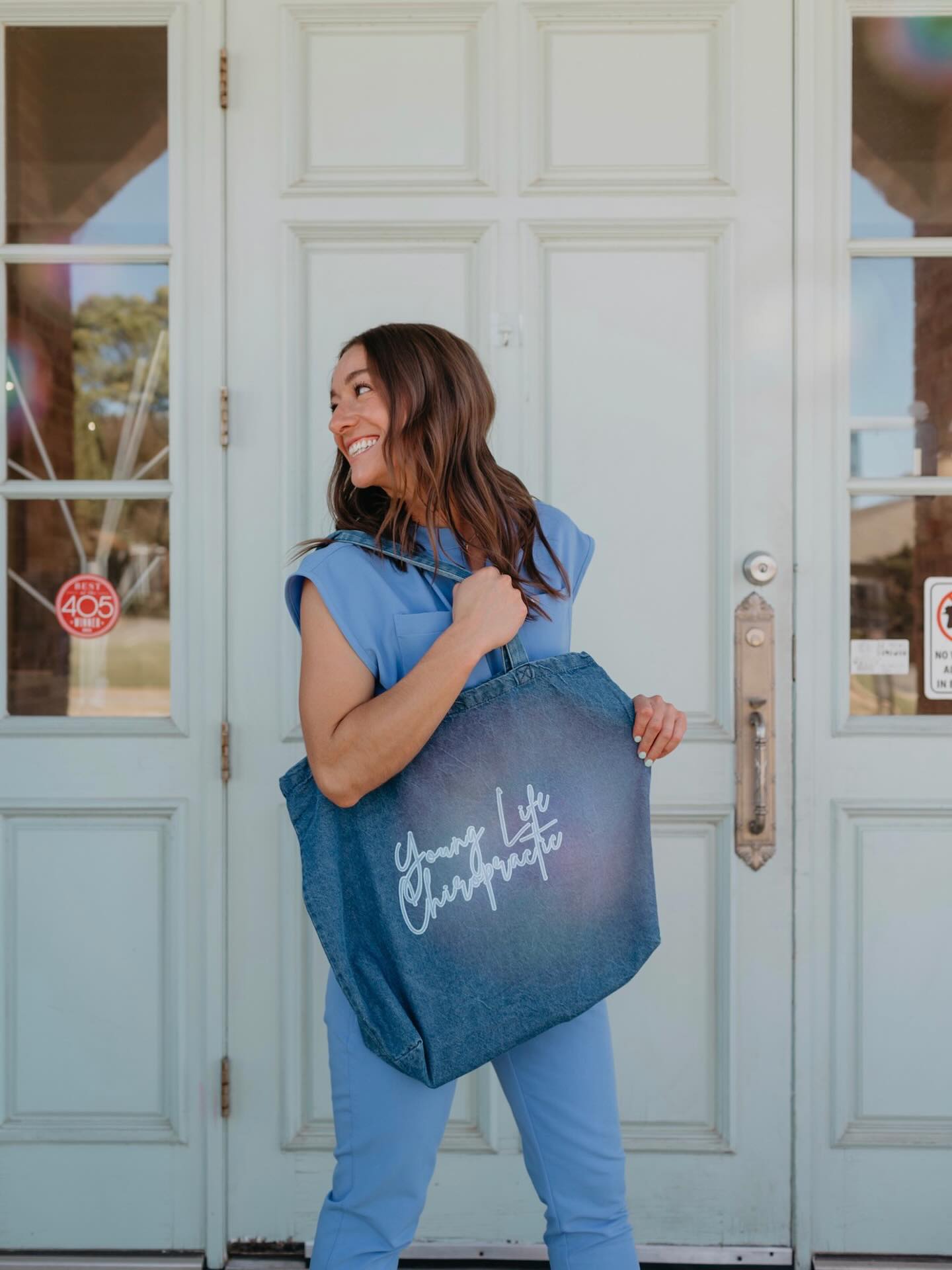 It’s a perfect Saturday in OKC… 65°, sunshine doing its thing, and just enough breeze to make you want to stay outside all day!
What does your Saturday look like?!
Maybe going to the Mama + Mini mixer at @shopcargoroom with @kidfriendly.okc and cute overload guaranteed 💕), then heading to @ralphsrowdyboyranch to pick out some fresh flowers?? Maybe @theharveybakery for lunch? After that, maybe soaking up the afternoon at the park with kiddos or your dog?? slow, simple, and full of sunshine.
OKC weekends just hit different this time of year 🌷what is your family up to?!
Bags @__threaded
📸 @nelliekayphoto