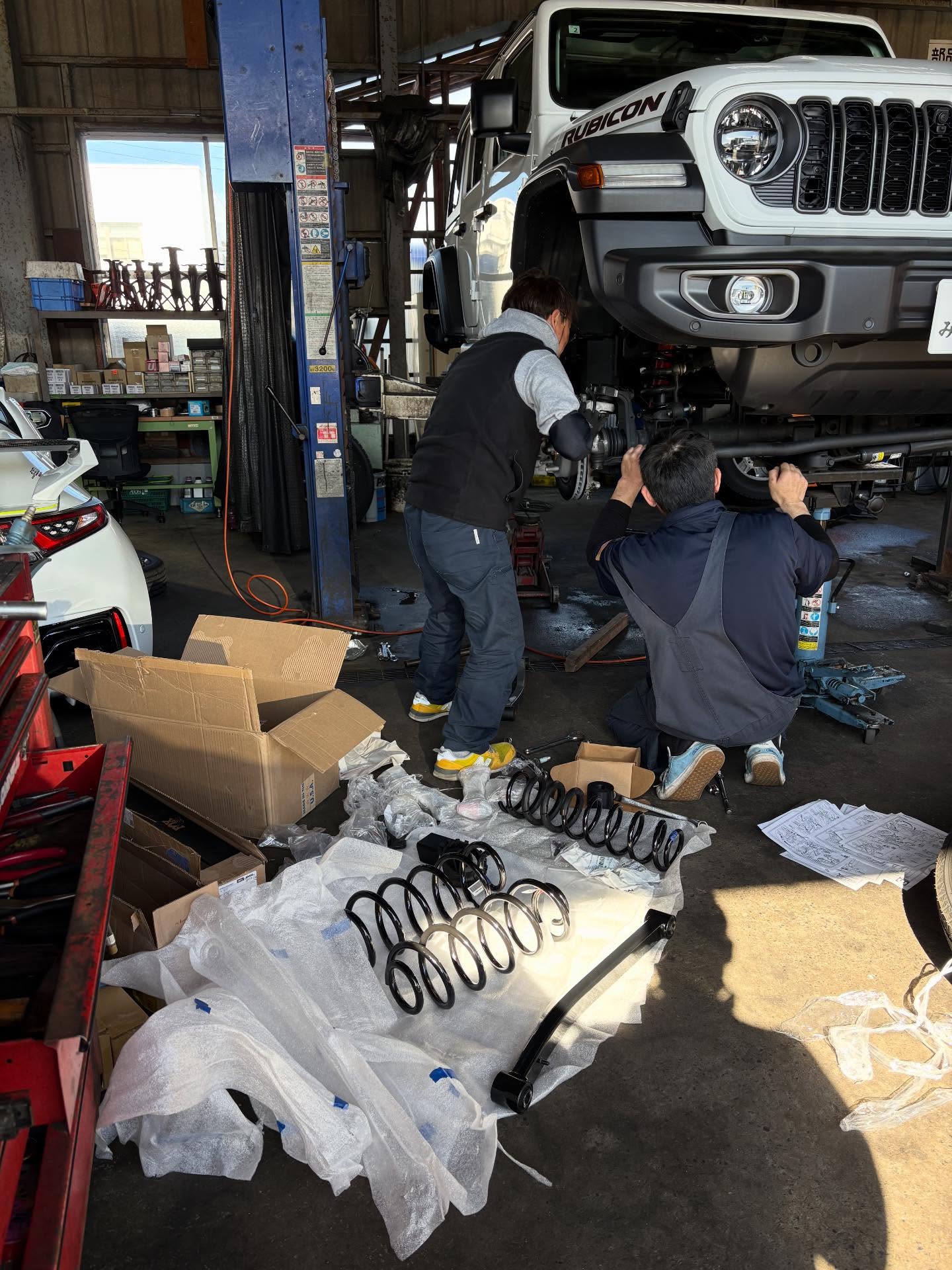 jeep RUBICONリフトアップ作業です。
FOXのショックにJAOSのラテラルを取り付けます。
大きな車が更に大きくなりました✨
#ラングラー乗りと繋がりたい
#jeep
#rubicon
#鳥取の車屋さん