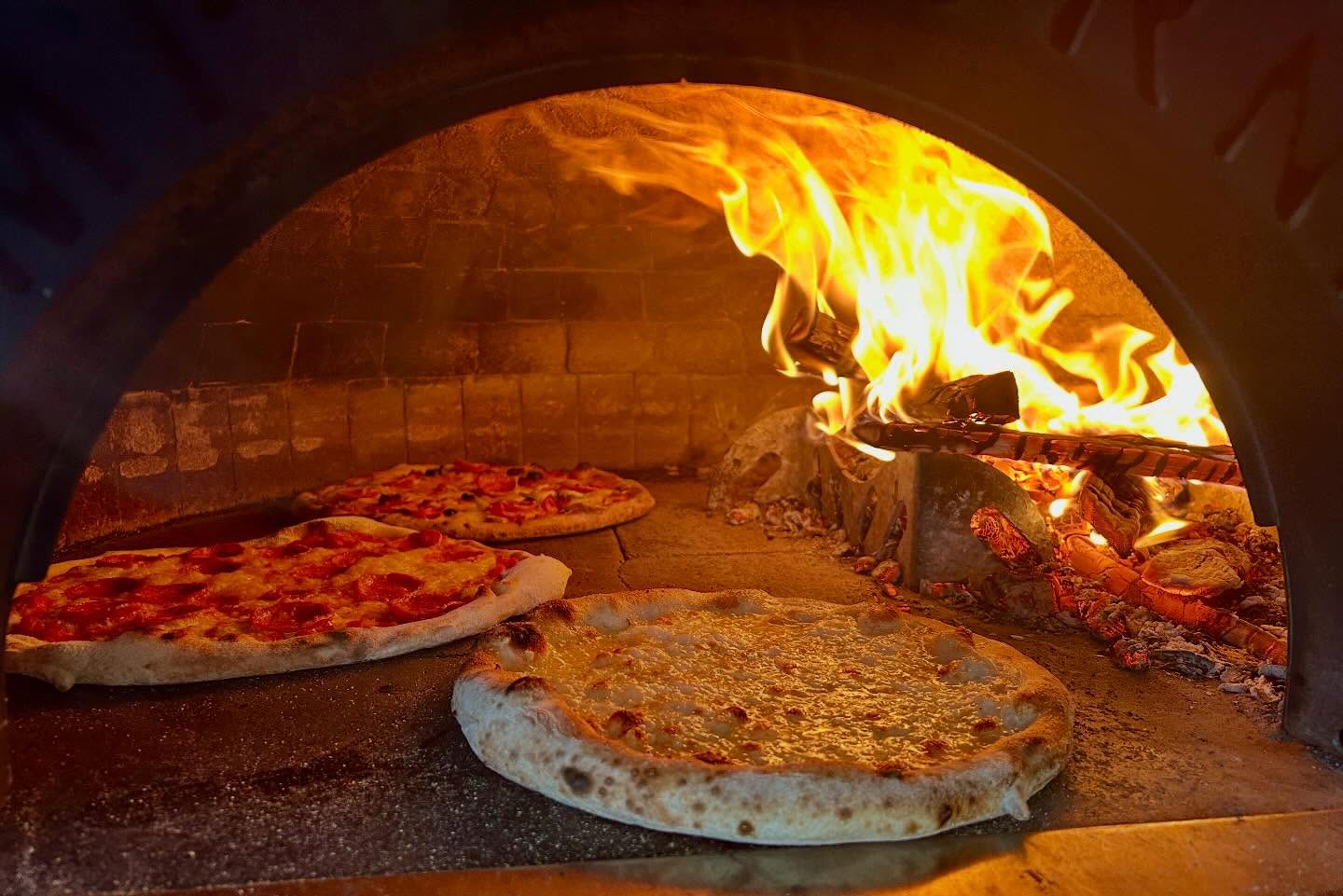 Is there anything better than a wood fired pizza? I don’t think so! 🪵 🔥 🍕
#food #pizza #woodfire #yummy