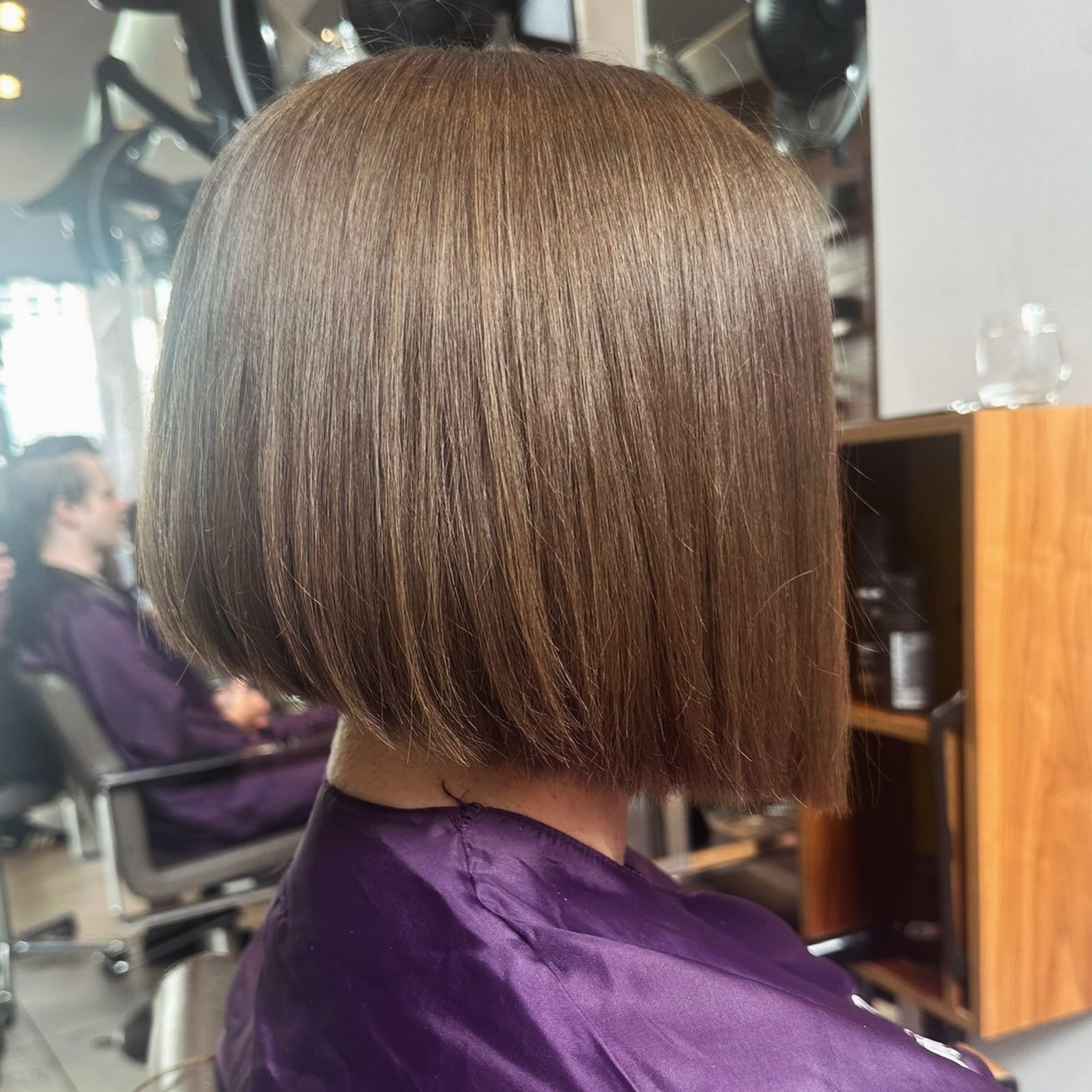 Blunt bob = instant thickness ✂️
Keeping the ends one clean length creates a strong, weighty shape! No wispy ends, just full, dense perfection. That solid perimeter is what gives the illusion of thicker, fuller hair, while catching the light for that glossy finish ✨
Created by our wonderful Susan 💇♀️