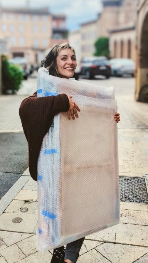 J'arrive à la galerie l'Artelier 22 à Gaillac ☺️
Les tableaux sont en cours d'installation.
Une petite galerie, toute jolie sur une très belle place, au coeur de la ville.
L'expo de mes 4 tableaux femmes-fleurs sera visible pendant tout le mois de Mai à la galerie de @patricia_pace22 - l'Artelier 22.
🚩 58 Pl. du Griffoul, 81600 Gaillac
N'hésitez pas à venir faire un tour si vous êtes dans la région.
Les tableaux en vrai c'est pas pareil que sur un écran 😜.
N'hésitez pas à partager, enregistrer si le cœur vous en dit.
@belluleart
#expositionart
#expopeinture
#gaillac
#portraitdefemme
#galerieart