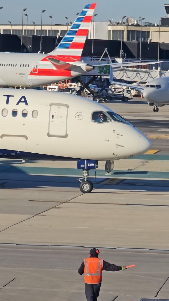 Happy World Pilots' Day! Sharing a video of an A220 first officer helping guide his jet into the gate seems like a great way to celebrate. Hats off to pilots everywhere, whether you're commanding a Cessna 172, an A220 or a 747! 👨✈️👩🏼✈️
.
🏷 #airbusa220 #a220 #deltaairlines #chicagoohare #worldpilotsday