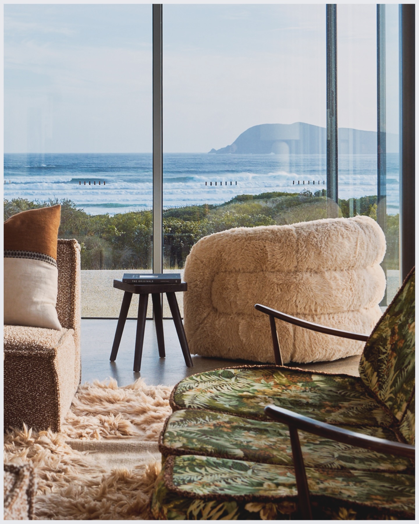 Grab your favourite people and head south, past the last turn-off, to the quiet edge of the island off an island.
@cloudybay_beachhouse