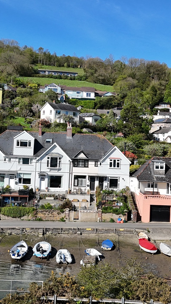 🙌 NEW TO THE MARKET 🙌
📍2 St Sampsons Terrace, Golant
🏠 £395,000
Situated in an exceptional waterfront position within the highly sought-after riverside village of Golant, 2 St Sampsons Terrace is a beautifully presented and light-filled two-bedroom cottage enjoying stunning views across the River.
To enquire about this property, please call our Fowey Branch on 01726 217888 📞
#cornwallliving #cornishestateagents #propertiesforsale