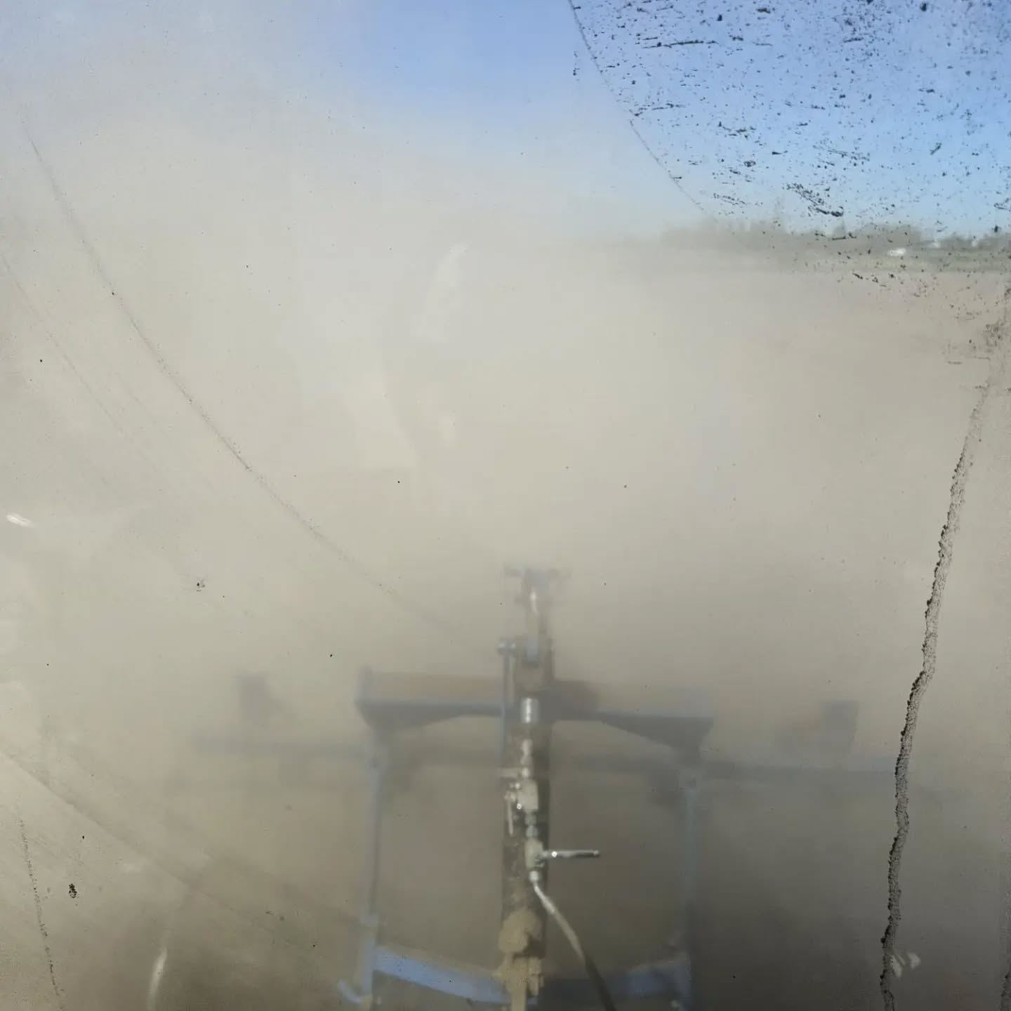 Dust in the wind😶🌫️🌬️
De maand april heeft ons geen druppel regen gebracht❌Hier en daar hebben we zelf al wat water moeten geven zoals bij de aardappels op de zware kleigrond en de pas gezaaide uien🚿
Deze week het wortel land klaar gelegd en dat gaf enorme stofwolken🚜💨💨 Het was te droog om nu gelijk nog de ruggen te maken waar de wortelen op gezaaid moeten worden, maar met de beloofde regen moet dat volgende week wel kunnen🤞🏼🥕
Als akkerbouwer zijn we enorm afhankelijk van het weer en vaak moeten we het maar nemen zoals het komt, maar zoet water in de sloot is wel heel belangrijk voor de voedselproductie💦
#hoekschewaardappel
#onzeboerderij
#weetwatjeeet
#worteloogst2026
#farmlife