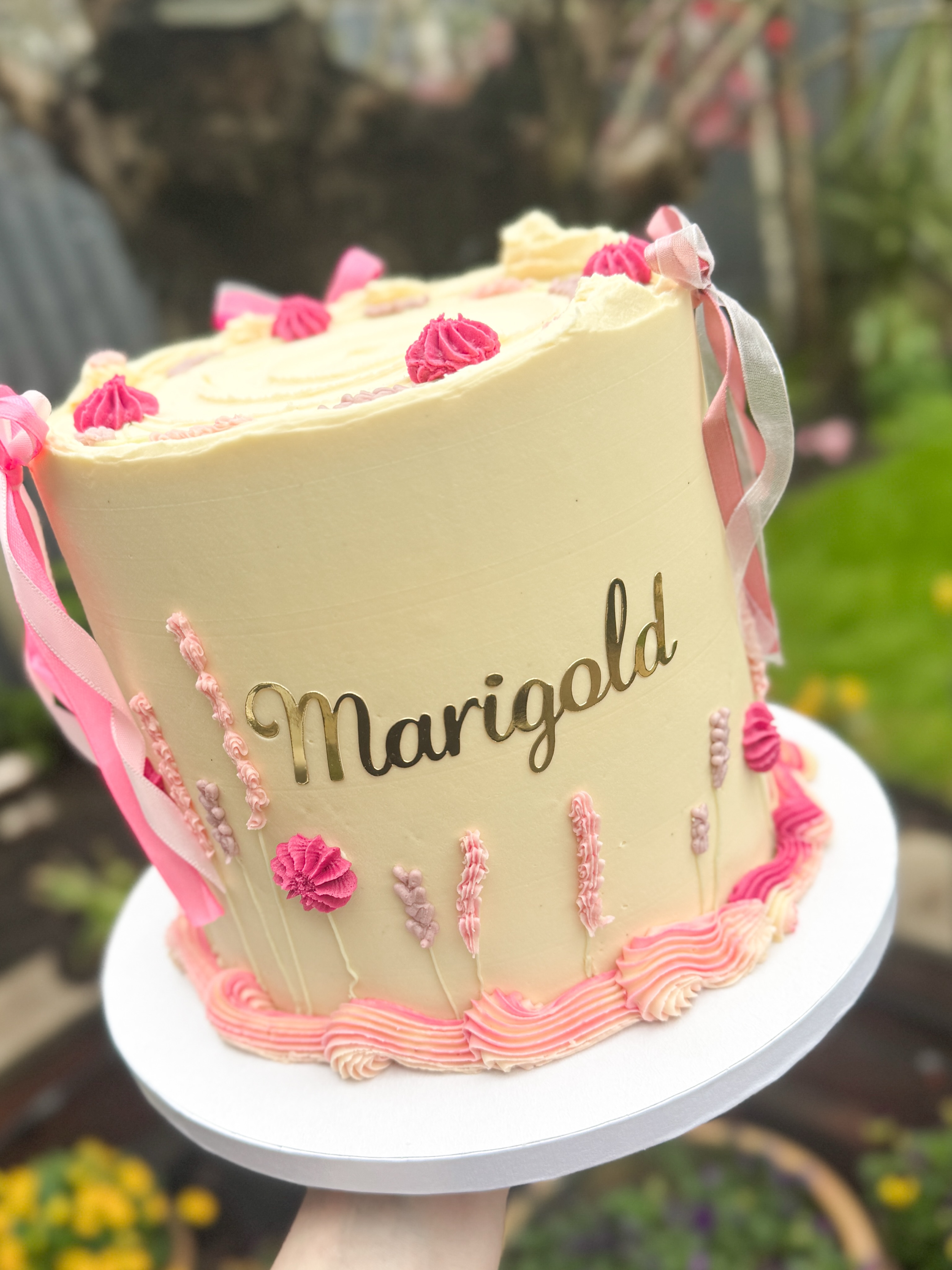 She’s soft, pretty… but still a bit extra 🎀✨
Vintage-style piping, delicate pink details and that personalised touch to finish it off 💗
Fully vegan, made to order, and designed around whatever you’ve got in mind.
If you’ve got a date coming up, now’s the time to get booked in — my diary fills quicker than you think 👀
Enquire via my website or drop me a message 🤍
#veganbakeryuk #derbycakes #vintagecake #buttercreamcake #customcakesuk