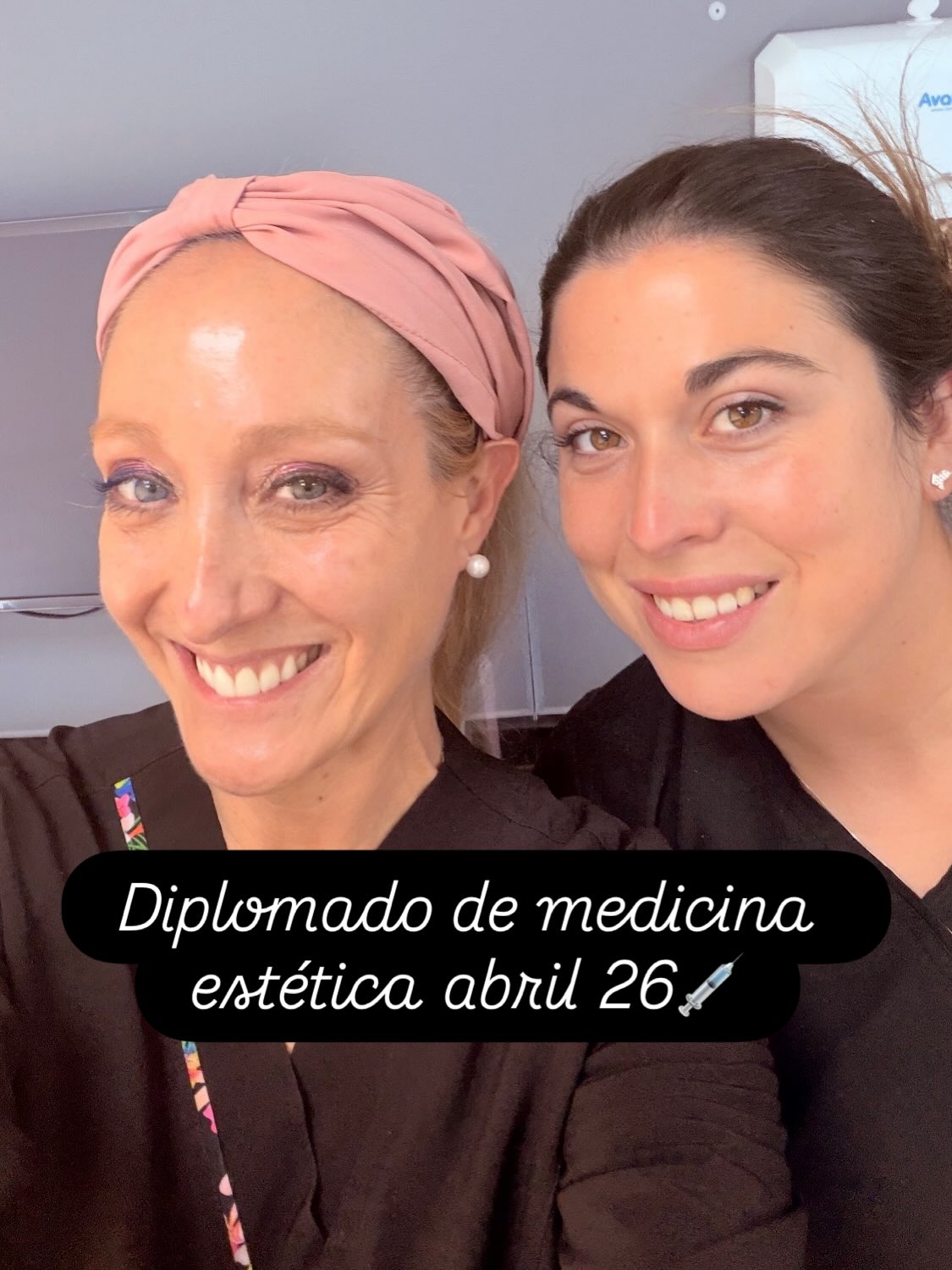 Hoy en nuestra jornada clínica del diplomado de Medicina Estética (abril 2026), con @dra.natalialuna y @drajuventud profundizamos en el uso de bioestimuladores, especialmente Sculptra®, trabajando con técnica de cánula para lograr resultados más armónicos y seguros.
Una herramienta clave para pacientes +40, ya que no solo corrige…
✨ estimula la producción natural de colágeno
✨ mejora la calidad, firmeza y densidad de la piel
✨ logra un rejuvenecimiento progresivo y natural
Lo más lindo de esta técnica es que los cambios no son inmediatos y artificiales, sino que se construyen en el tiempo, respetando la expresión y esencia de cada rostro 🤍
Seguimos avanzando en tratamientos que combinan ciencia, técnica y estética regenerativa.
📍Dentsalud – 7 norte 645 of 514, Viña del Mar
📲 +56 9 9497 9558
#medicinaeestética #Bioestimuladores #Sculptra #Colageno #Rejuvenecimiento