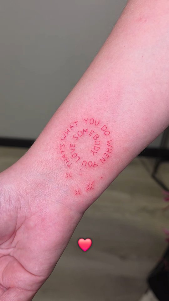 Rode inkt geeft een warme, subtiele look die echt opvalt ✨ Perfect voor wie iets unieks wil naast klassiek zwart. Zou jij voor rood gaan of blijf je bij black & grey?
#redinktattoo
#finelinetattoo
#tattootext
#tattooinspo
#tattooartist