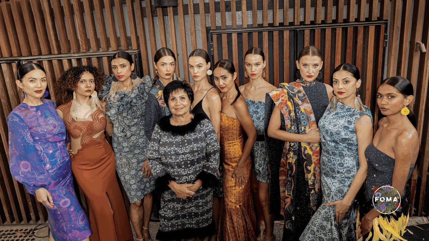 A First Nations Story Rising with FOMA 🌟
@buluuymirrii @colleen_buluuymirrii
Since 2019, Buluuy Mirrii has been transforming Gomeroi art into luxury couture, sharing culture, identity, and Dreaming stories globally.
The brand grew through visibility, storytelling, and collaboration, proving how Indigenous creativity can thrive on the world stage.
Her journey is a shining example of culture + fashion + opportunity.
Explore more at the link on bios!!
#FOMA #BuluuyMirrii #FirstNationsFashion #DesignerSpotlight #GlobalFashion
@dfat @gandhicreations @ausfashioncouncil @tafensw @powerhousemuseum @aussieexport