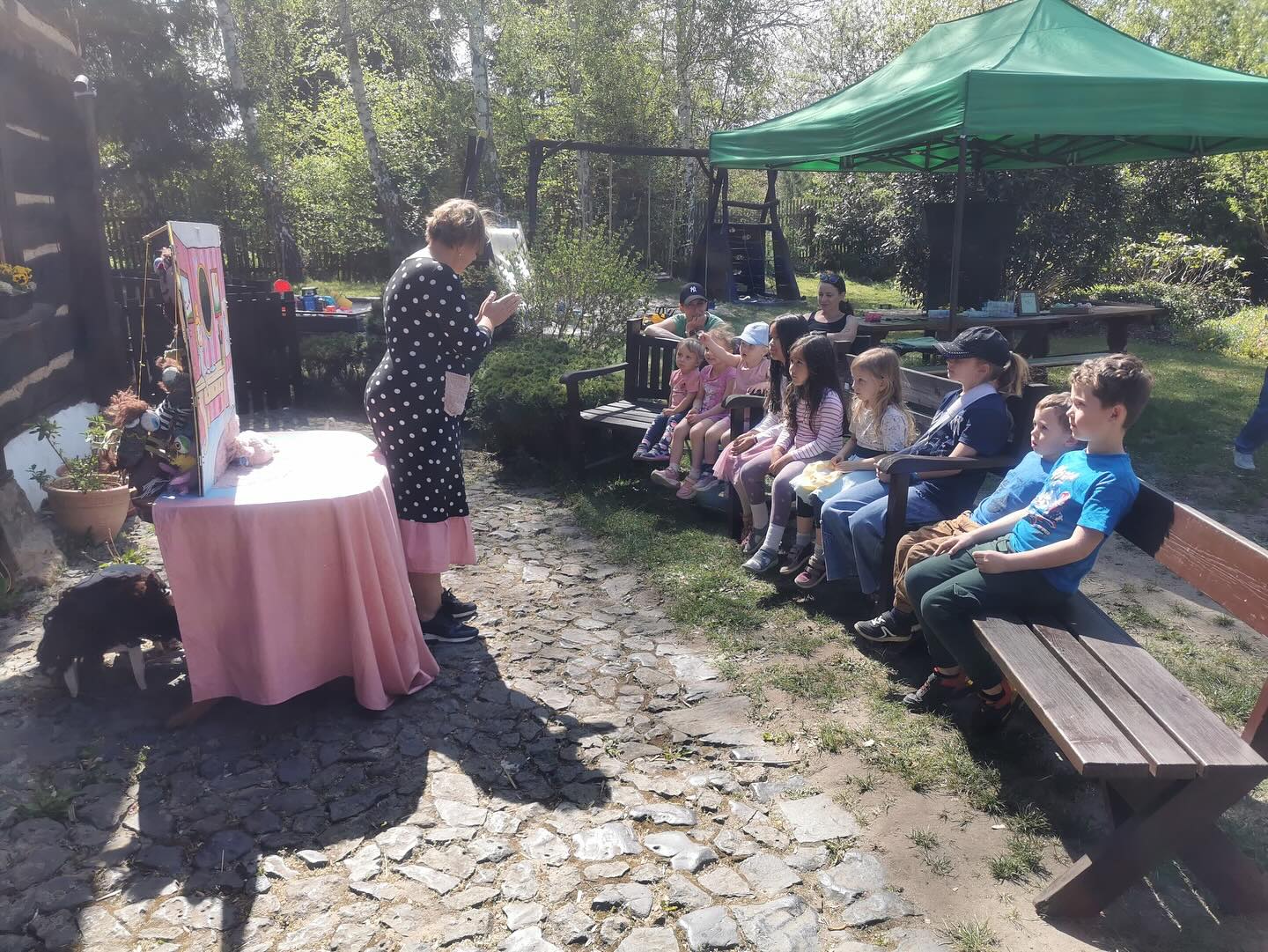 Máme téměř za sebou slunečný, intenzivní a nezapomenutelný prodloužený víkend 💛
Začali jsme na Čarodějnice 🔥, ve spolupráci @obecjestrebi a pokračovali jsme v kouzelné atmosféře prvního máje 🌸, kdy jsme si s láskou zarecitovali vaše krásné básničky, které jste nám nechali v LÁSKOBÁLKÁCH💌… a dnes jsme zakončili víkend pohádkou O Neučesaných vlasech od @teta_perla🧵✨.
Velkým zpestřením pro nás bylo zapojení do hry @xchallengecz , jejíž organizátoři nás překvapili tím, že k nám neustále přicházeli „pomocníci s batohem“, kteří plnili výzvy mezi Českou Lípou a Mělníkem. A co víc? stále nám chtěli s něčím pomáhat-vysávali, uklízeli a přiložili ruku k dílu 🧹💪
Moc si toho vážíme a ze srdce děkujeme všem účastníkům! ❤️
Dalším krásným momentem tohoto víkendu byla návštěva potomků původních majitelů 🏡, kteří Rychtu Jestřebí vlastnili v letech 1905–1945. Velmi se těšíme na budoucí spolupráci – plánujeme vytvořit výstavu ze starých fotografií 📸🕰️, která přiblíží historii tohoto jedinečného místa.
Byl to víkend plný emocí, setkání, radosti, ale i práce… a právě díky vám měl tak výjimečnou atmosféru ✨ Dekujeme…
Děkujeme vám všem za podporu a těšíme se na další společná překvapení a hry! 💫
#Jestřebí #Rychtajestřebí #ProdlouženýVíkend #Čarodějnice #PrvníMáj #Komunita #Zážitky #Historie #xchallenge #Společně #LokálníAkce #Kultura #Tradice #Zážitek #RodinnáAtmosféra #Podpora #Česko