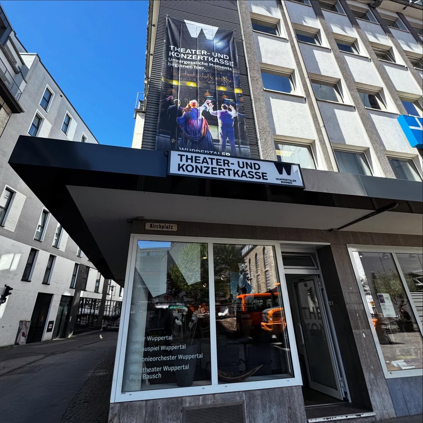 Neuer Auftritt für die Theater- und Konzertkasse der Wuppertaler Bühnen 🎭 @operwuppertal @schauspielwuppertal @sinfonieorchesterwuppertal @tanztheaterwuppertal
Fassadenbanner für maximale Wirkung, präziser Folienplot im Schaufenster und ein LED-Leuchtkasten für starke Sichtbarkeit – Tag & Nacht.
Vom „Kulturkarte“-Standort zur klar positionierten Ticket-Experience im Herzen von Elberfeld.
#Wuppertal #Fassadenbranding #Schaufensterdesign #Leuchtreklame WuppertalerBühnen