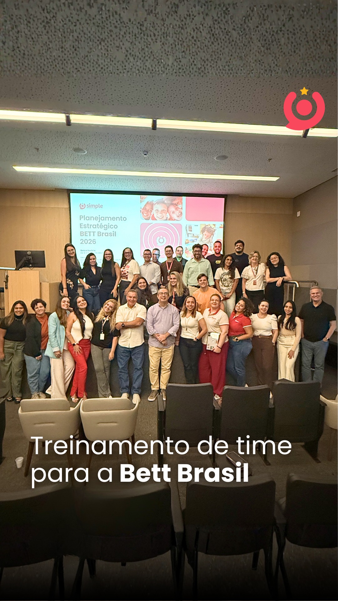 Com a chegada da @bett.brasil, realizamos, nesta segunda-feira (27), um treinamento com mais de 30 colaboradores para alinhar estratégias, fortalecer nosso posicionamento e fazer um grande evento. Confira como foi! #SimpleEducation #VersoEducação #BettBrasil2026