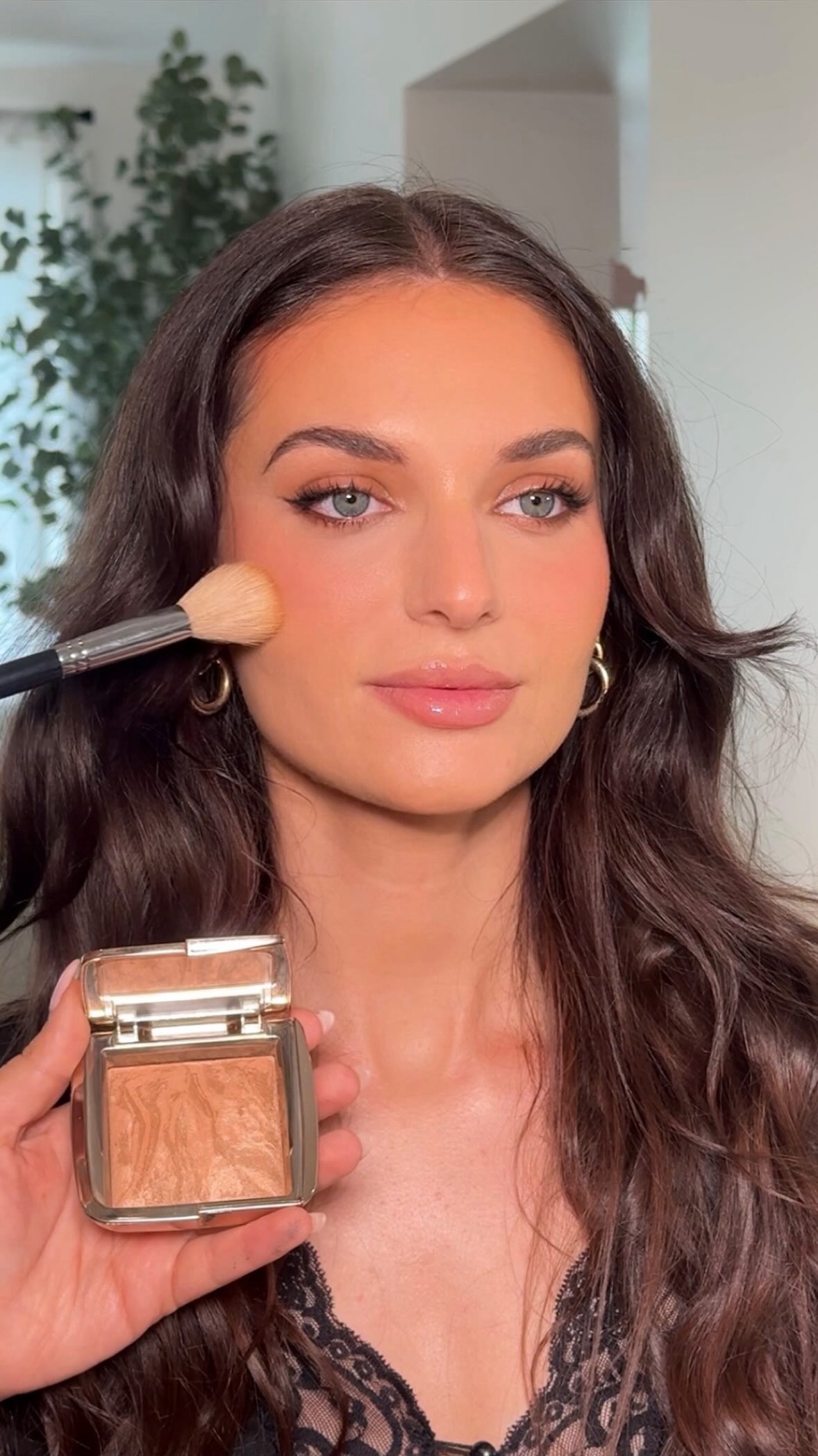 Did someone say Aussie girl glam?
@hourglasscosmetics ambient bronzer
@patricktabeauty blush
@charlottetilbury lip liner
@sephora gloss
#bridalmakeup #longislandmakeupartist #bronzeymakeup #naturalmakeup #nymakeupartist