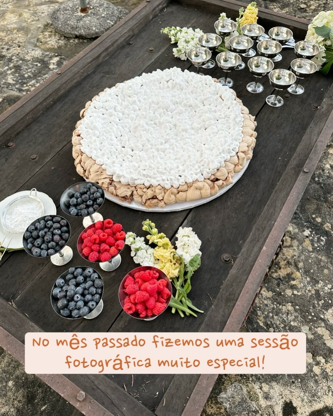 Peripécias de fotografar no inverno… várias semanas à espera deste momento, stress sem fim, mas no fim correu tudo bem e até parecia um dia de verão! 👰♀️🤵♂️🎂☀️
#wedding #weddingcake #weddingphotography #weddinginspiration #bolodecasamento