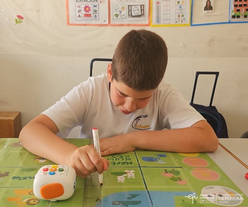 ¿Quien dijo que la geometría era aburrida?
¡En el aula luna pensamos lo contrario!
Hemos repasado las líneas paralelas, secantes y perpendiculares guiando a nuestro robot Tale-Bot por diferentes calles dentro del zoo 🦁🦒🛤️
Además, hemos buscado caminos alternativos creando ángulos llanos, obtusos y agudos, midiendolos con el transportador📏🔺
#colegiolapurisimamadrid #micolelapurisima #fundacionefi
