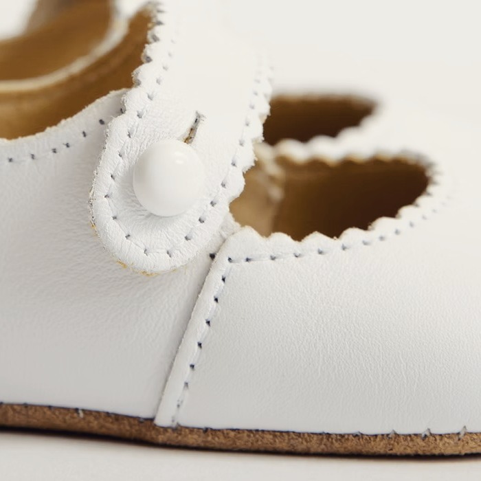Beautifully crafted from the softest Italian leather, these enduring staples are made for first steps. ❤️
#oscarandpatch #luxurybabyshoes #italianleather #craftedwithcare #handmadeshoes #madeinengland
